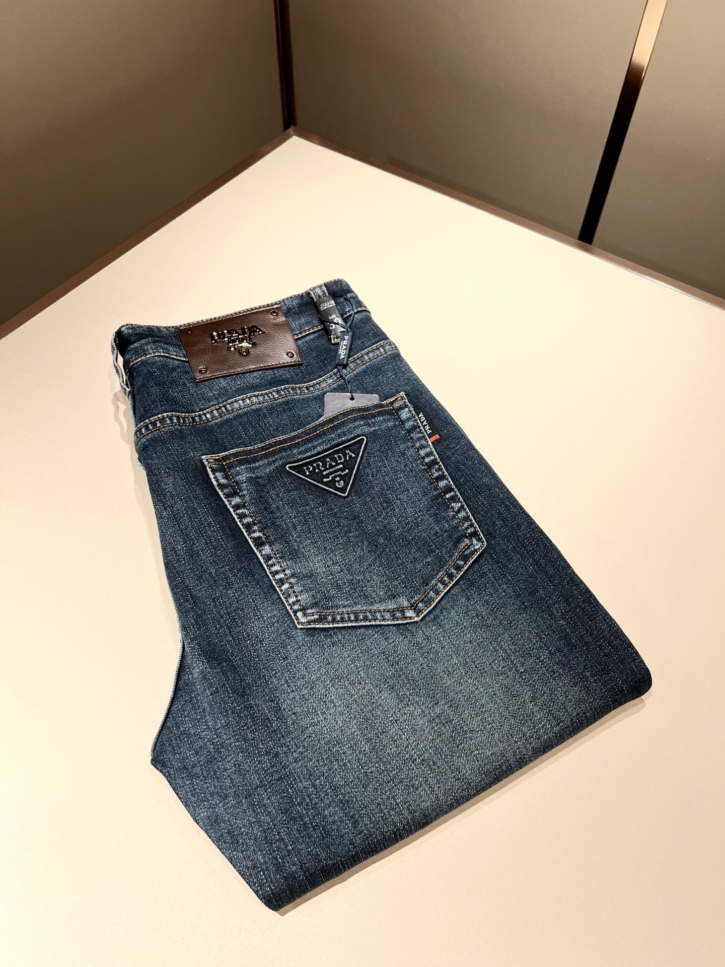 NO:527664,PRA*DA New autumn and winter products are on sale!  Denim is high-end, versatile and pragmatic, and not sensational!  Limited editions in Hong Kong, Macao and Taiwan!  !  Three-dimensional cut cotton material!  The Taiwan foreign trade company undertakes the exquisite and delicate materials, which seems to be Prada's patented high-quality custom-made original hardware logo design!  Not only in the material, color and style, the life philosophy behind the design just fits the dual mentality of modern people's pursuit of personal practicality and fashion aesthetics, and achieves a perfect balance between function and aesthetics. It is not only the display of fashion trends, but also the ultimate of modern aesthetics. P's vision does not limit the indispensable components of the core value of fashion brands, another alternative to mature styles and sizes 29-40, prada, prada, alexander wang19860909PRA*DA 普拉达 秋冬新品发售！牛仔高级百搭实用主义不哗众取宠！港澳台地区限定款！！立体裁剪纯棉材质！台湾外贸公司承接、材质精致细腻似乎是普拉达专利品质上乘 定制原版五金logo设计！不仅在材料、颜色与款式工夫,设计背后的生活哲学正巧契合现代人追求切身实用与流行美观的双重心态,在机能与美学之间取得完美平衡,不但是时尚潮流的展现,更是现代美学的极致.P的视野并没有局限时尚品牌核心价值中不可或缺的组成部分、的另一种选择替代风格成熟、尺码29-40,,prada,prada,alexander wang,Men's clothing