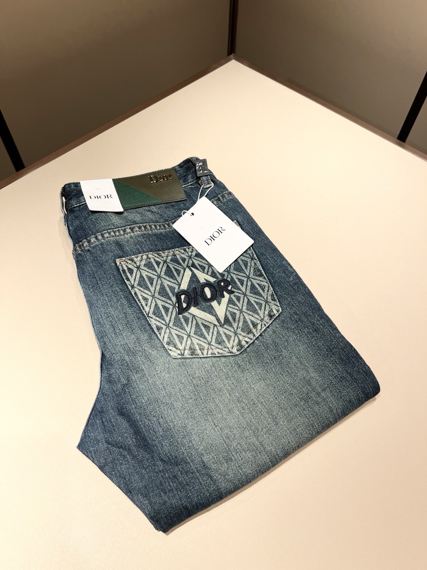 NO:527649,Dio*r Dijia Autumn and Winter Men's Washed Small Straight Jeans!  Trading company channel is awesome, with excellent quality, versatile versatile pants king in the fashion circle, European and American street photography mid-to-high frequency wear demonstration, leather waist brand logo design!  And it is a must-have item for luxury brands every season!  Very pure and minimalist design tone!  Adhering to the D family's consistent fashion proposition, it is quite eye-catching, and it demonstrates its ingenious craftsmanship and strongly posits its brand identity!  Customized Italian tannin fabrics are invincible in texture and have a charm, perfect style and tailoring, and excellent slimming effect. They can sweep the wardrobe and match any top set. They are widely compatible and casual, with full upper body shapes and invincible fashionable and versatile!  Size 29 -40,dior,dior,dior,jeans,alexander wang19860909Dio*r 迪家 秋冬男士水洗小直筒牛仔裤！贸易公司渠道牛货,品相超赞,时尚圈万能的百搭裤王,欧美街拍中高频穿搭示范,皮革腰牌logo设计！且是奢侈品牌每季必出的单品！非常纯粹极简的设计基调！秉承了D家一贯的时尚主张,颇具看点,即彰显了匠心工艺又有力的标榜了品牌身份！客供意大利定制丹宁面料,质感无敌赞,颇具韵味,版型剪裁完美,提臀修身显瘦效果极佳,可横扫衣橱任何的上装搭配,兼容性广泛,休闲兼备,上身型款十足,无敌的时髦百搭神品！尺码29 -40,,dior,dior,dior,jeans,alexander wang,Men's clothing