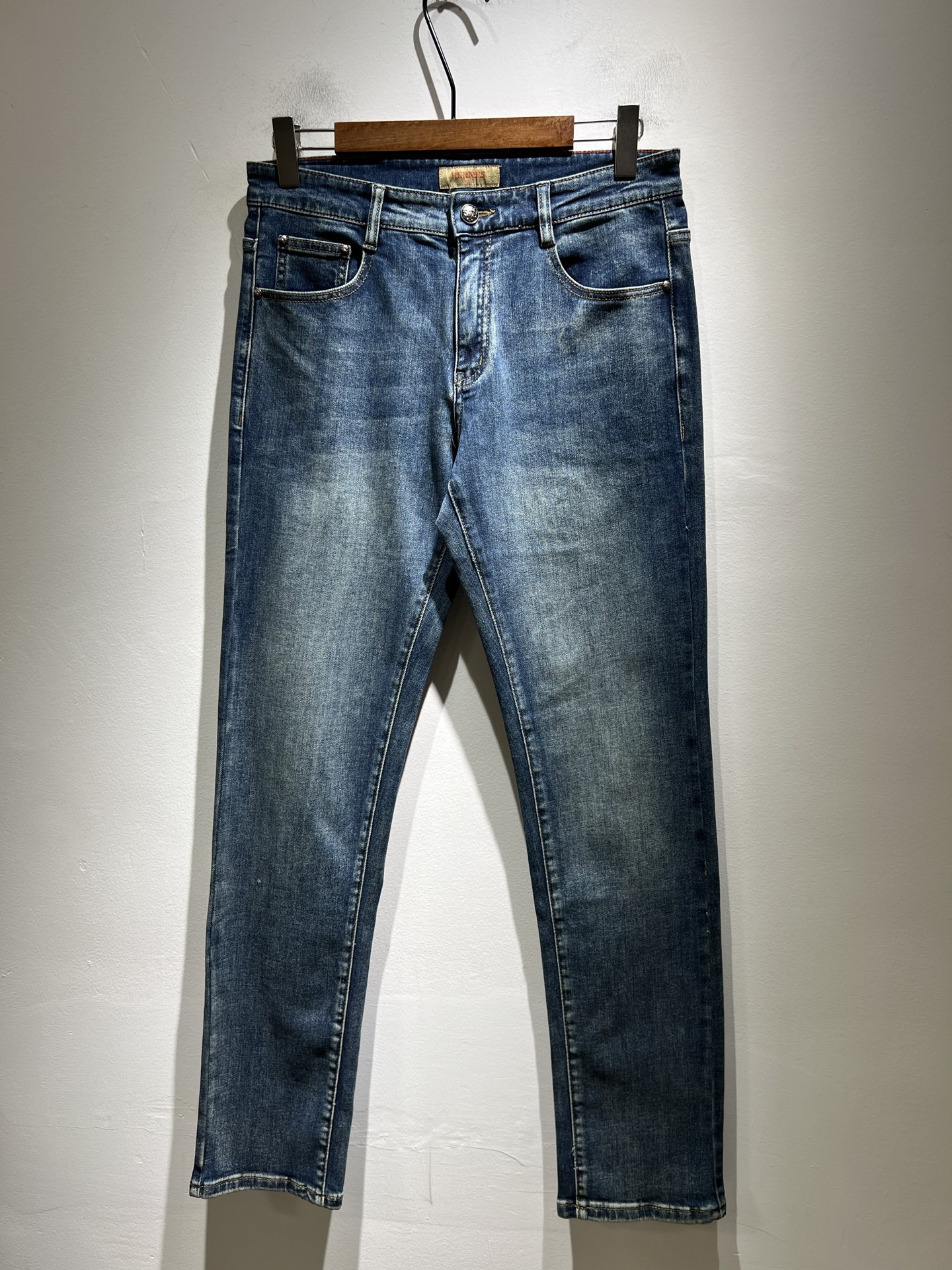 NO:527678,HERM*S AXS Autumn and Winter Men's High-end Tanning Washed Small Straight Jeans Overseas Trading Company Channel Orders!  Men's slim straight jeans!  Shanghai Henglong store is on sale!  It is high-end, simple, and has exquisite craftsmanship and materials. It is very rigorous and demanding in pursuit of quality. It uses every detail to prove its brand image!  The typical essence of H's home, with a very representative logo design!  The brand image of H's home is perfectly explained, and the signature leather brand is also quite amazing. It has built a brand LOGO, and the fabric has been perfectly transformed and sublimated. It has a heavy environmentally friendly plant enzyme washing process. The texture has a unique retro style and is quite outstanding. It is recognized as a universal and versatile color number and can withstand the test of any season.  Well-tailed, clean, refreshing and neat!  Size 29-40, hermes, jeans, alexander wang19860909HERM*S爱*仕 秋冬男士高端丹宁水洗小直筒牛仔裤 海外贸易公司渠道订单 ！男士修身直筒牛仔裤！上海恒隆店在售！高级、简约,工艺和用料方面都颇为考究,对于品质的追求非常严谨和苛刻,用每一个细节来力证自身品牌形象！H家的典型精髓,极具代表性标志logo腰牌设计！将H家的品牌形象完美阐释出来,招牌式的皮牌亦颇为惊艳,构建出品牌LOGO,面料得到完美蜕变和升华,重磅环保植物酵素水洗工艺,肌理有着独特的复古风格,相当出彩,公认的万能百搭色号,经得住任何季节的考验配色！剪裁精良,干净清爽且利落！尺码29-40,,hermes,jeans,alexander wang,Men's clothing
