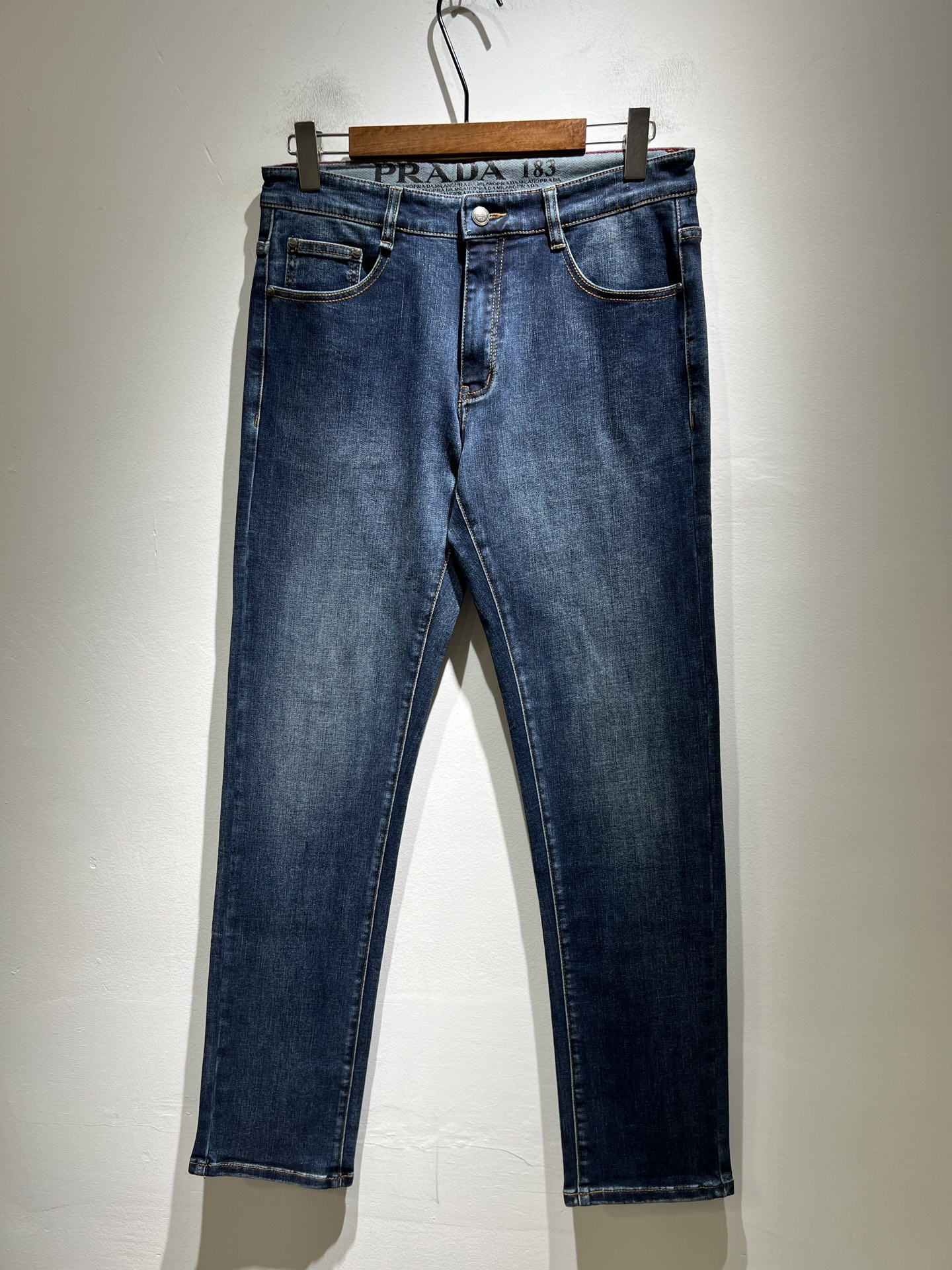 NO:528635,PRA*DA Prada 2025 autumn and winter new products are on sale!  Denim is high-end, versatile and pragmatic, and not sensational!  Limited editions in Hong Kong, Macao and Taiwan!  !  Three-dimensional cut cotton material!  The Taiwan foreign trade company undertakes the exquisite and delicate materials, which seems to be Prada's patented high-quality custom-made original hardware logo design!  Not only in the material, color and style, the life philosophy behind the design just fits the dual mentality of modern people's pursuit of personal practicality and fashion aesthetics, and achieves a perfect balance between function and aesthetics. It is not only the display of fashion trends, but also the ultimate of modern aesthetics. P's vision does not limit the indispensable components of the core value of fashion brands, another alternative to mature styles and sizes 29-40, prada, prada, alexander wang19860909PRA*DA 普拉达 2025秋冬新品发售！牛仔高级百搭实用主义不哗众取宠！港澳台地区限定款！！立体裁剪纯棉材质！台湾外贸公司承接、材质精致细腻似乎是普拉达专利品质上乘 定制原版五金logo设计！不仅在材料、颜色与款式工夫,设计背后的生活哲学正巧契合现代人追求切身实用与流行美观的双重心态,在机能与美学之间取得完美平衡,不但是时尚潮流的展现,更是现代美学的极致.P的视野并没有局限时尚品牌核心价值中不可或缺的组成部分、的另一种选择替代风格成熟、尺码29-40,,prada,prada,alexander wang,Men's clothing