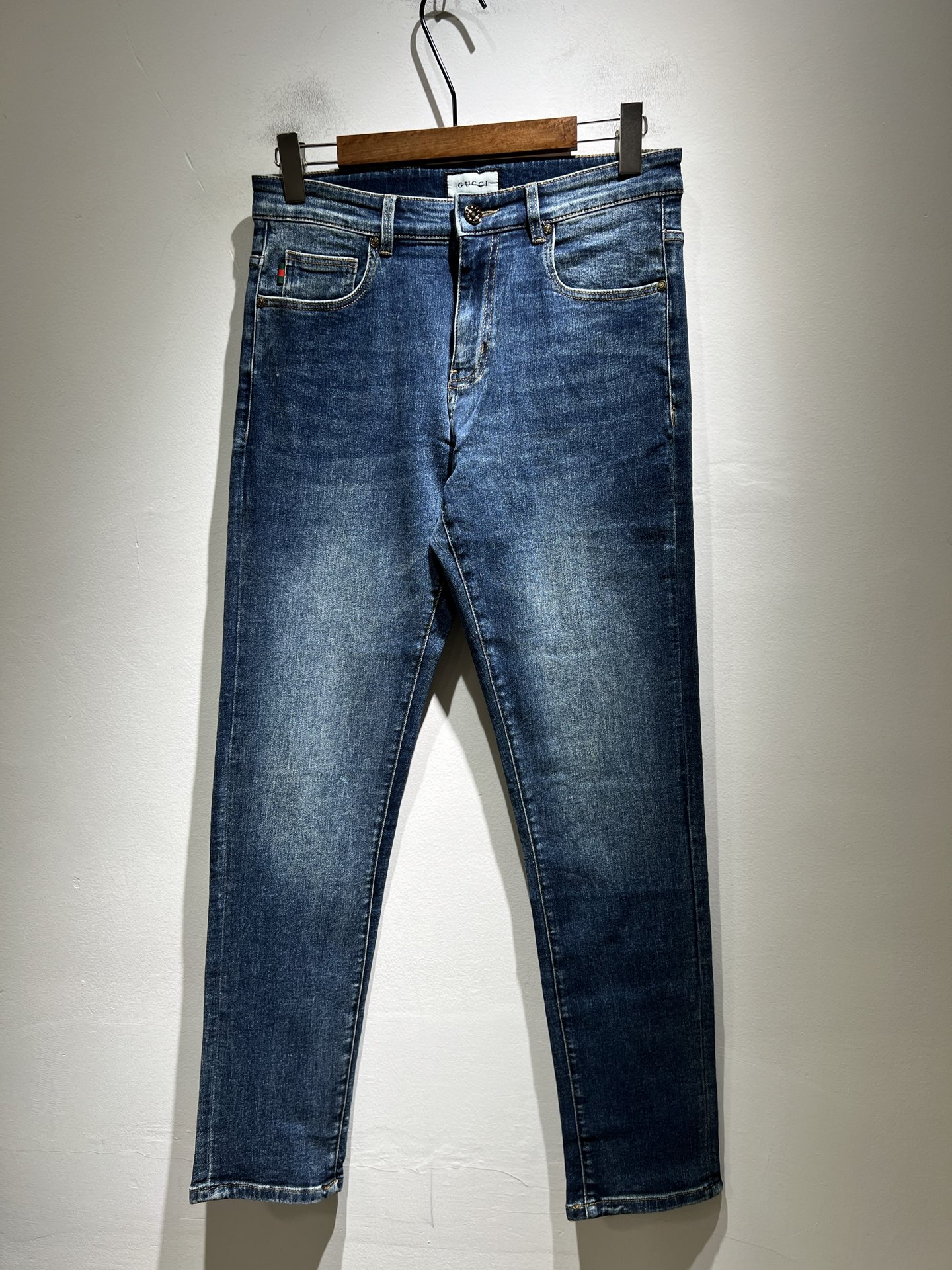 NO:527684,Guc* Gucci New autumn and winter products for men's high-end casual and versatile four-season commuting slim tailoring jeans!  For fans, such a grand classic design is enough to plant grass at a glance. It is the most handsome series of all jeans this year. I only need to take a look and know that this will definitely be a sensational hit, and it is popular on the Internet. The classic slim three-dimensional tailoring style is equipped with the latest logo pattern waist brand craft design!  Very representative waist brand modification!  It simply and easily demonstrates the charm of the brand, and naturally presents specifications, grades, fashion and trendy effects. It matches the performance to easily create a high-end and high-end effect!  The top imported Japanese washing cowboy is made of cotton, and it is comfortable and breathable, and has a natural drape, which is suitable for all year round outfits!  !  This jeans are made of three-dimensional cut and straight-fitting style. The magic and practical wearability of the single match are understandable. Whether you are wearing daily clothes or appearing on the high street, it is the best choice. It is super charming!  It also demonstrates the authentic BUR original flavor, and it also perfectly shows its specifications and rank!  Obviously, this is a big and powerful product that you must collect. You must collect this product and highly recommend it!  Size 30-40 37 39, burberry, gucci, jeans, alexander wang19860909Guc*古奇 秋冬新品男士高端休闲百搭四季通勤修身剪裁牛仔裤！对于粉丝来说,这样大气的经典设计足矣一眼种草,是今年所有牛仔裤当中最帅的一个系列,我只需要看一眼就知道,这绝对会是一个引起轰动的爆款,而且全网风靡,经典的修身立体剪裁版型打造,配置了最新的logo图案腰牌工艺设计！极具代表性腰牌修饰！简单轻松的彰显出品牌魅力所在,自然而然的呈现规格,档次,时髦以及新潮效果,搭配性能满分,轻松穿出高级感与高端效果！顶级的进口日本洗水牛仔棉质打造,并舒适透气感满分,且垂感自然,适合一年四季的穿搭所需！！此款牛仔裤采用了立体裁剪小直筒版型打造,其单配魔力与实穿性是无可厚非的,不管你是日常穿搭还是高街出镜都是不二之选,超具魅力！更是彰显了地地道道的的BUR原味,同时也是完美的展现了其规格和段位所在！很显然,这是一款绝对要收的重磅好货,此款你都必须要收,极力推荐的好货！尺码30-40 37 39,,burberry,gucci,jeans,alexander wang,Men's clothing