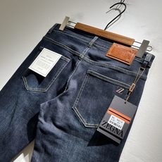 Zegna 杰尼亚 2025秋冬新款男士休闲牛仔裤,压轴的渠道货出现了!!柜台同步销售! 毫不夸张的说, Zegna 杰尼亚 2025秋冬新款男士休闲牛仔裤,压轴的渠道货出现了!!柜台同步销售! 毫不夸张的说,