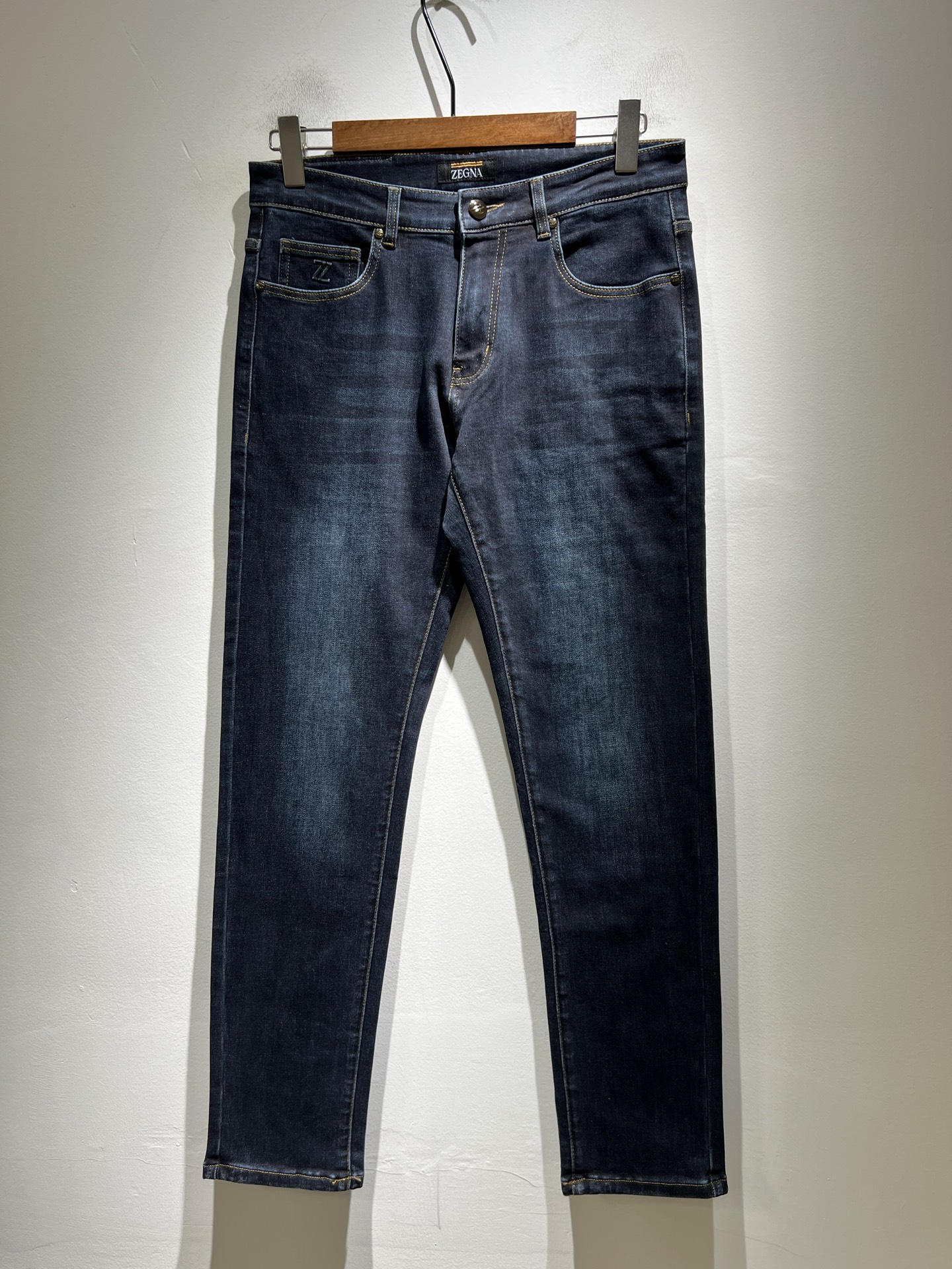 NO:531897,Zegna's new autumn and winter style of men's casual jeans, the finale of the channel has appeared!  !  Sold simultaneously at the counter!  It is no exaggeration to say that this trouser is made from the original OEM channel, not a bragging original OEM, but is a product from the domestic ready-to-wear OEM factory officially authorized by Jenia!  Therefore, the ratio of quantity and size is extremely short, so you can earn it if you grab it!  The best pants are officially unveiled!  !  !  !  !  !  Zegna's things have always been one of the only essential outfits for successful business people!  Not everyone can easily surpass the brand's high-end style and its own strong aura. No matter which season the style is, it is a standard temperament!  However, the fabric style is between business and casual and daily wear, and the waist design logo waist brand decoration!  Only Jenya, who can design a pair of trousers so well-suited to the public, is the only one who focuses on men's clothing, business and casualness!  Whether you wear this style in a casual occasion or in a business occasion, you must wear it well and be able to wear it to your own taste!  Pants that give yourself unlimited points!  Size 29-40, zegna, jeans, alexander wang19860909Zegna 杰尼亚 秋冬新款男士休闲牛仔裤,压轴的渠道货出现了！！柜台同步销售！ 毫不夸张的说,此款裤装是原厂代工渠道的货,并不是吹牛的原厂代工,完全是由杰尼亚官方授权的国内成衣代工厂出来的产品！所以数量跟尺码配比都极度紧缺,抢到就是赚到！最好的裤装正式揭幕！！！！！！Zegna的东西,从来都是成功商务人士的专属必备行头之一！品牌高级的格调以及自带强大的气场并不是所有人都能轻易凌驾的.无论哪季的款式都是都是气质标配！但是面料版型又介乎于商务休闲跟日常穿着之间,腰身设计logo腰牌修饰！能将一款裤装设计到如此贴合大众穿着,也就只有专注于男装商务休闲的杰尼亚了！不论您是休闲场合穿搭,或者商务场合此款都能搭配的恰到好处要穿,就必须穿好的,能穿出属于自己品味的！给自己无限加分的裤子！尺码29-40,,zegna,jeans,alexander wang,Men's clothing