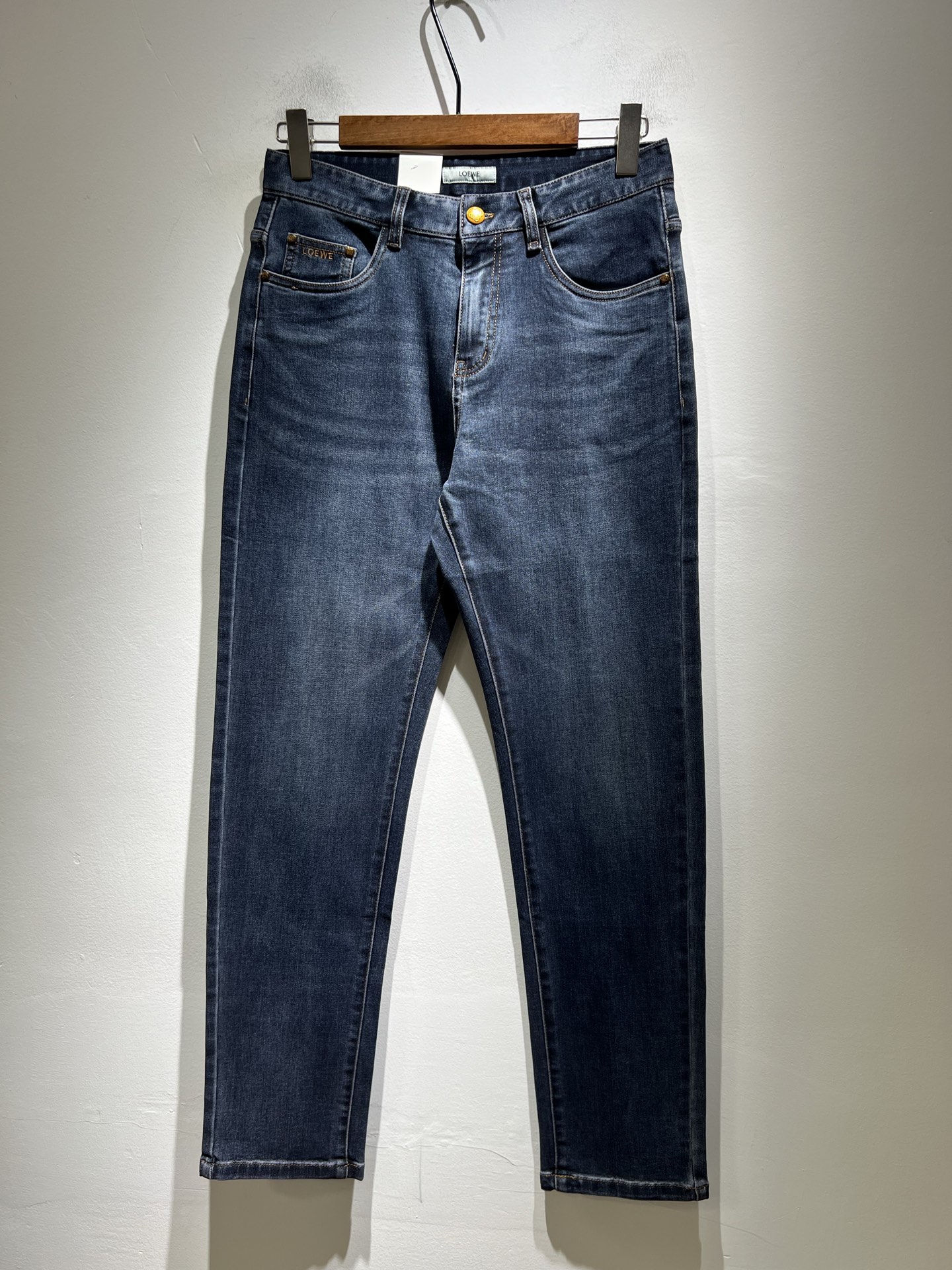 NO:531917,LO*WE/Luo*Wei’s new autumn and winter products for men’s fashion high-end casual pants, Hong Kong foreign business channel products, original Japanese products, pure blood quality, perfectly continues the essence and genes of LOE*’s home. From the main fabric to the detailed craftsmanship, all show the ingenuity of quality, use multiple brand elements to interpret, and choose the precious cowhide material to build a logo waist brand leather design!  Identity manifestation that belongs to the soul!  Customer-supplied high-end imported pure cotton fabrics, very high-end and fashionable detailed craftsmanship, red ear cloth is completed by a specific antique loom. This element represents the identity and rank of jeans, which is very worthy of careful appreciation!  In terms of matching, it is invincible and explains the versatility in place, with ingenious details and exquisite accessories. The auxiliary materials are all provided by foreign merchants. They are tailored and slim, and the upper body is lifted with an excellent effect. They are a styling item that is hard to come by!  Size 30 -40, loewe, jeans, cowhide, alexander wang19860909LO*WE/罗*威秋冬新品男士时装款高端休闲裤,香港洋行渠道货,日本原厂出品,纯血统品质,完美延续了LOE*家的精髓与基因,从主体面料到细节工艺,无不彰显出品质的匠心所在,运用多个品牌元素标识来诠释,选取矜贵的牛皮材质构建logo腰牌皮革设计！属于灵魂式的身份彰显！客供高级进口的纯棉面料,非常高级且时髦的细节工艺,赤耳布是由特定古董织布机完成,此元素代表着牛仔裤的身份及段位,非常值得细品悦人！在搭配上所向无敌,把百搭阐释到位,细节匠心考究,辅料皆为外商客供,剪裁合体修身,上身提臀效果绝佳,可遇而不可求的造型单品！尺码30 -40,,loewe,jeans,cowhide,alexander wang,Men's clothing