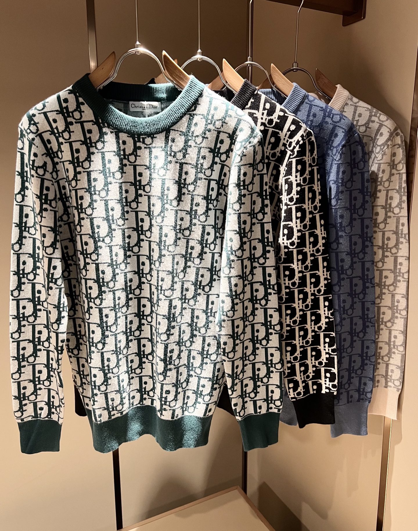 NO:525324,Dior*Dijia's new autumn and winter knitted sweaters for men and women are on sale at the same time in the counter!  Customized exclusive wool fabric, calm and versatile, extremely high-end, perfectly integrated with fashion and style, a top fashionable style that perfectly suits the outside wear!  The overall feeling is natural!  The ultimate classic uses panoramic three-dimensional crochet logo elements crochet design!  The ultimate perfection of heavy industry!  Fans who pursue high quality are please buy them by themselves, and all fans who know the goods are invited to appreciate this model together!  !  Size M-3XL, dior, dior, alexander wang19860909Dior*迪家 秋冬新款男女同款针织羊毛衫,专柜同步发售！定制专属羊毛面料,从容百搭,档次极高,完美融入时尚还有风情感一款完美符合外穿的顶尖时髦气质款！整体给人浑然天成的感觉！极致经典采用全景立体钩织logo元素钩织设计！极致的重工极致的完美！追求高品质的粉丝们请自行抢购,诚邀所有识货的粉丝一同鉴赏此款！！尺码M-3XL,,dior,dior,alexander wang,Men's clothing