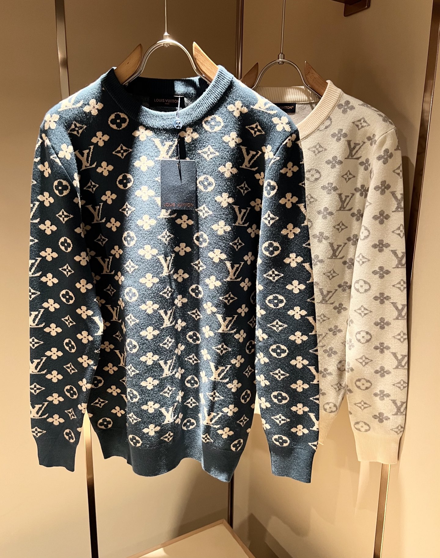 NO:525318,Louis Vuit*on Autumn and Winter Louis Family Light Luxury Monogram Crocheted Knitted Wool Sweater!  Decoration for men and women!  The new high-end Louis family, the details and quality are always flawless, and creative designs are emerging one after another. If you don’t buy a few pieces this fall and winter, you can’t be considered a fashion expert. Monogram crochet pattern design!  It is a thing that everyone loves. It is made of top-grade wool blend, super soft and tough, and has excellent breathability. It comes from world-class trade-level OEM channels, and is extremely rare in quantity and cannot be sold out. The 'Dou Brand' produces prestigious items every year, and the three-dimensional logo presents an extraordinary texture and is clean and neat. This is the special skill of the Louis family and the latest craftsmanship this quarter. The degree of meticulousness has reached the top, and the slim three-dimensional tailoring design is a unique one. It is a fusion of luxury and fashion!  Size M-3XL, louis vuitton,louis vuitton,louis vuitton,alexander wang19860909Louis Vuit*on 秋冬路易家族轻奢Monogram钩织针织羊毛衫！男女同款装饰！ 路易家族的新高端,细节品质永远的那么完美无瑕,创意设计层出不穷.今年秋冬季节没有入手几件路易你算不上时尚达人.Monogram钩织图案设计！实属人见人爱的东西.顶级羊毛混纺打造,超级柔软且具有韧性,透气感也是绝佳.来自世界级贸易级别的代工厂渠道,数量极其稀少售完无补.“驴牌”每年都会出的老花单品,立体Logo呈现不一般的质感,干净俐落.这是路易家族的看家绝活也是本季度的最新工艺.细致化程度已经达到顶端了,修身立体剪裁的版型设计堪称一绝.属于奢华与时尚的融合！尺码M-3XL,,louis vuitton,louis vuitton,louis vuitton,alexander wang,Men's clothing