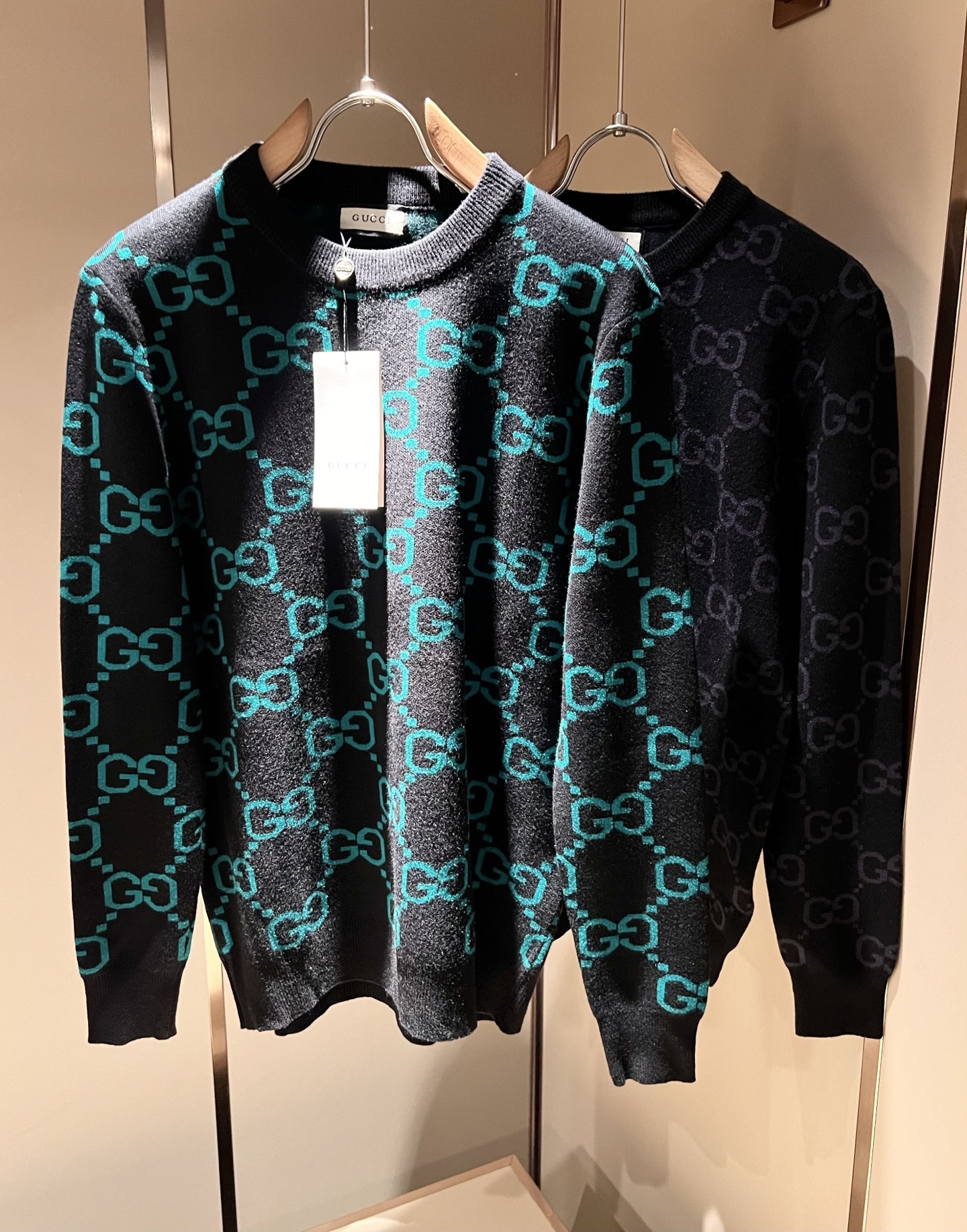 NO:525312,GUC*I Gujia New autumn and winter style for men and women, Gao Ke Heavy Knitted Wool sweater, panoramic crochet GG logo logo pattern design!  Trading companies have sparse channels and are released on the official website at the same time!  G Home Autumn and Winter Series Couple Sweater is online, and the design is classic color matching crochet design!  This sweater is selected for imported knitted wool material!  The fabric feels thick and has a certain sense of self-weight. It has a soft and dense terry texture. It is breathable and comfortable to wear with close body. It has beautiful colors and is eye-catching and fashionable. The unique patterns can definitely make you outstanding among the crowd!  Casual style cut design!  The upper body effect is age-reducing and versatile. It can easily get daily casual outfits for both men and women!  Size M-3XL, gucci, gucci, gucci, sweaters, alexander wang19860909GUC*I 古家 秋冬新款男女同款 高克重针织羊毛衫,全景钩织GG标识logo图案设计！ 贸易公司渠道稀出,同步官网发售！G家秋冬系列情侣毛衣上线,设计经典配色钩织设计！此款毛衣甄选客供进口针织羊毛材质！面料手感偏厚实,有一定的自重感,柔软绵密的毛圈肌理,贴身穿着透气亲肤舒适,色彩靓丽、吸睛时髦度爆棚,与众不同的图案绝对可以让你在人群中出彩万分！休闲版型裁剪设计！上身效果减龄又百搭,轻松Get起日常休闲穿搭,男女皆可轻松驾驭！尺码M-3XL,,gucci,gucci,gucci,sweaters,alexander wang,Men's clothing