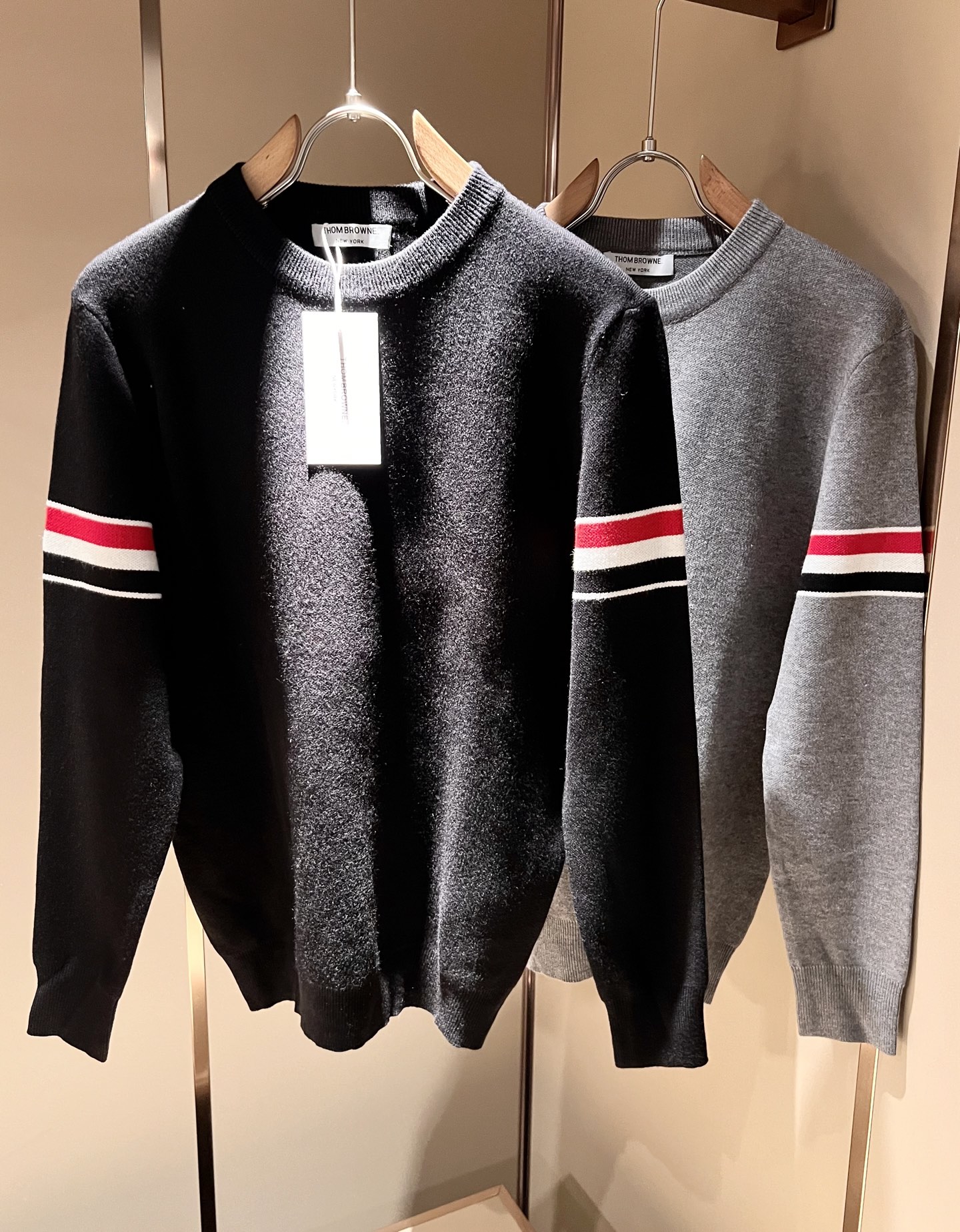 NO:525307,ThomBrow*e Tom*long autumn and winter new men and women's same knitted wool sweater, this year's counter new product, super soft wool fabric for men and women!  Fashionable urban versatile models will definitely be super popular this year. They are a must-have artifact in autumn and winter. They have unique texture and soft and smooth feel, which is not a product that ordinary fabrics can compare with. Conventional knitted wool fabric design, crochet and classic iconic striped design!  A very charming design, with no lining inner seam and edge craftsmanship, very detailed, and a very technical one, the details determine the high-end. The minimalist seasonal design elements, a must-have for trendy men, and the perfect version, highly recommended!  Size M-3XL, alexander wang19860909ThomBrow*e汤姆*朗秋冬新款男女同款针织羊毛衫,今年的专柜新品,男女同款超软羊毛面料！时尚都市百搭款,今年必定超火爆,秋冬必备神器,质感独特,手感柔嫩顺滑,不是一般面料所能对比的产品.常规的针织羊毛面料设计,钩织搭配经典标识性经典条纹设计！可遇不可求的款 非常极具魅力的设计,无里布内缝包边工艺,细节非常到位,要非常讲究技术的一款,细节决定高端.极简当季的设计元素,潮男必备单品,完美版型,强烈推荐！尺码M-3XL,,alexander wang,Men's clothing