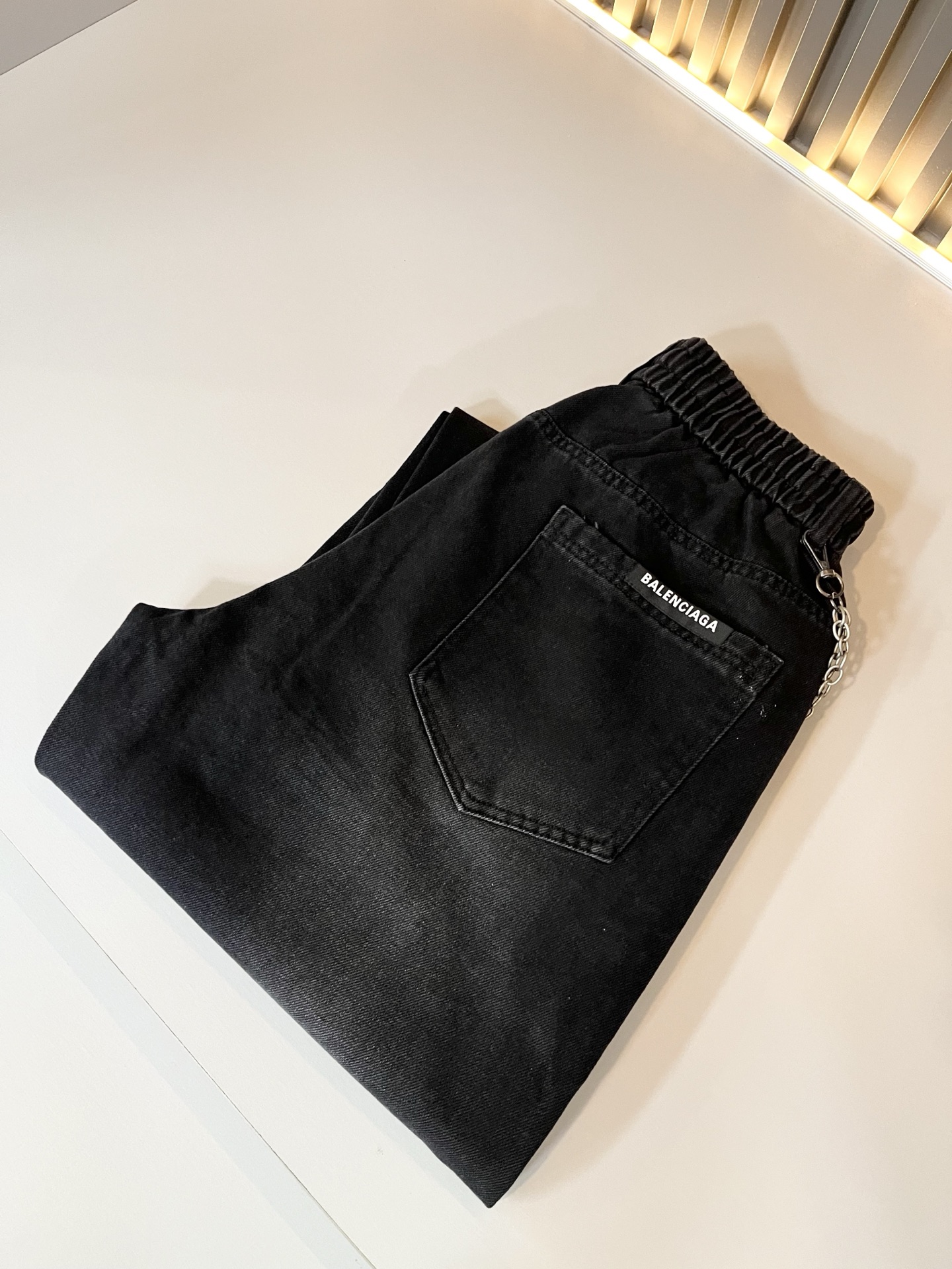 NO:527624,BALENCIA* Paris* new autumn and winter casual pants, Balenciaga waist hardware logo pattern design!  New styles in stock YB1w+ can be purchased for the same style for men and women. The texture and details are in place, daily casual, practical, fashionable, stylish, high-end and stylish, and the tone is very suitable for both men and women. Must-have. Number of numbers: M-2XL,,balenciaga,balenciaga,alexander wang19860909BALENCIA*巴黎*家 秋冬新款休闲裤,巴黎世家 腰身五金logo图案设计！新款现货 YB1w+购入 可男女同款 质感细节均到位,日常休闲 实穿 时髦潇洒的好高级有品 的调调 男女都非常合适 人手必备款 . 码数:M-2XL,,balenciaga,balenciaga,alexander wang,Men's clothing