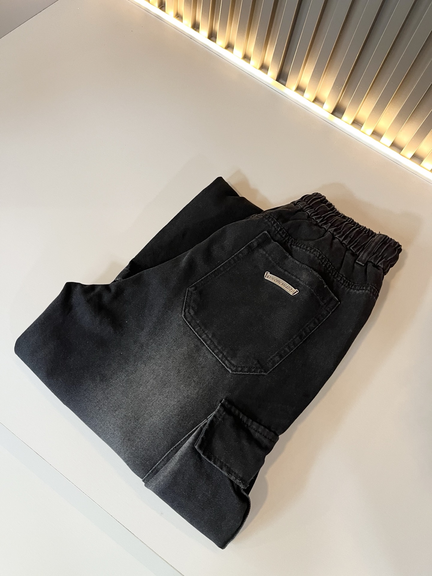 NO:527622,Chrome hear*s*heart New autumn and winter jeans!  Classic silver jewelry accessories series!  The same style of men and women, a casual pants that you recognize from the bottom of your heart, and over time, it makes you more rare. The trendy high street king is the trendy brand Chrome hear*s Ke*xin. To be honest, wearing Croxin is very fashionable. If you match denim together, it will be fashionable and there is nothing to say about the streets. Made of custom-made original cotton material, the fabric feels great. This kind of comfort feels really not picky on the body. The casual and chic taste is particularly good, which enhances the sense of fashion and appearance. And such pants are particularly easy to match with various types of shoes. The recognition is where it is, the trouser leg pocket logo hardware matching design!  Customized by heavy industry!  Strong, not easy to wear, and the details are very well-established. Size M-2XL, Chrome hearts, Chrome hearts, jeans, alexander wang19860909Chrome hear*s克*心 秋冬新款牛仔裤！经典银饰辅料系列！男女同款一款让你从心底认可的休闲裤,并且经过时间的推移而让你更加珍稀,潮流的高街之王,那就是潮牌chrome hear*s克*心,穿克罗心的实话讲很潮了,如果连牛仔也一起搭配,那就是潮爆了,潮爆街头没话说.定制原版纯棉材质制成,面料手感一绝,这种舒适感穿在身上,上身真心不挑人,休闲潇洒的味道特别足,提升时尚感和颜值,并且这样的裤型特别好搭配各种类型的鞋子.辨识度就在哪里,裤腿口袋logo五金搭配设计！重工定制！韧性足,不易磨损,细节工艺非常到位.尺码M-2XL,,chrome hearts,chrome hearts,jeans,alexander wang,Men's clothing