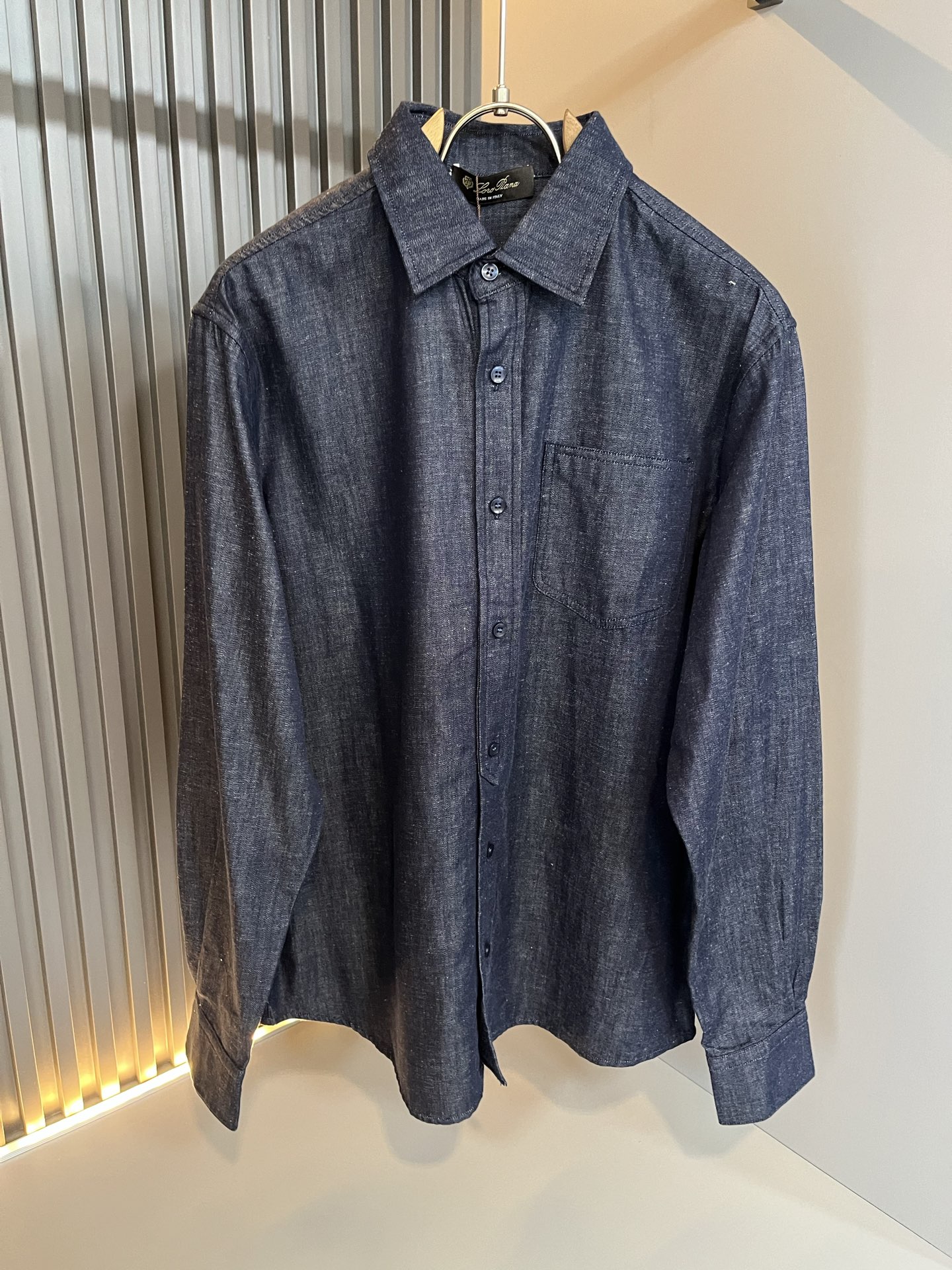 NO:531892,Loro Piana Nouyou Pianya Autumn and Winter Men's Denim Set, the latest trade orders and all the quality!  !  Internet celebrity style!  The upper body is comfortable and breathable, not stiff, and the overall three-dimensional feeling is rich. Quality export orders, customized exclusive denim fabric tailoring to meet the simple needs of commuters for dressing. The upper body is very effective, it looks slim and not picky about the figure. The fabric workmanship... Improper, good craftsmanship can make you feel good and tasteful. A must-have item for everyone!  Size M-3XL, loro piana, alexander wang19860909Loro Piana诺悠翩雅 秋冬男士牛仔套装,最新的贸易订单全品相！！网红款！上身舒适透气,不僵硬,整体有着丰富的立体感,品质出口订单,定制专属牛仔面料剪裁,满足通勤人们对于着装的简约需求,上身效果很好,显瘦,不挑剔身材.面料做工....无可挑剔,好工艺好面料才能穿出好品味一款,人手必备单品！尺码M-3XL,,loro piana,alexander wang,Men's clothing