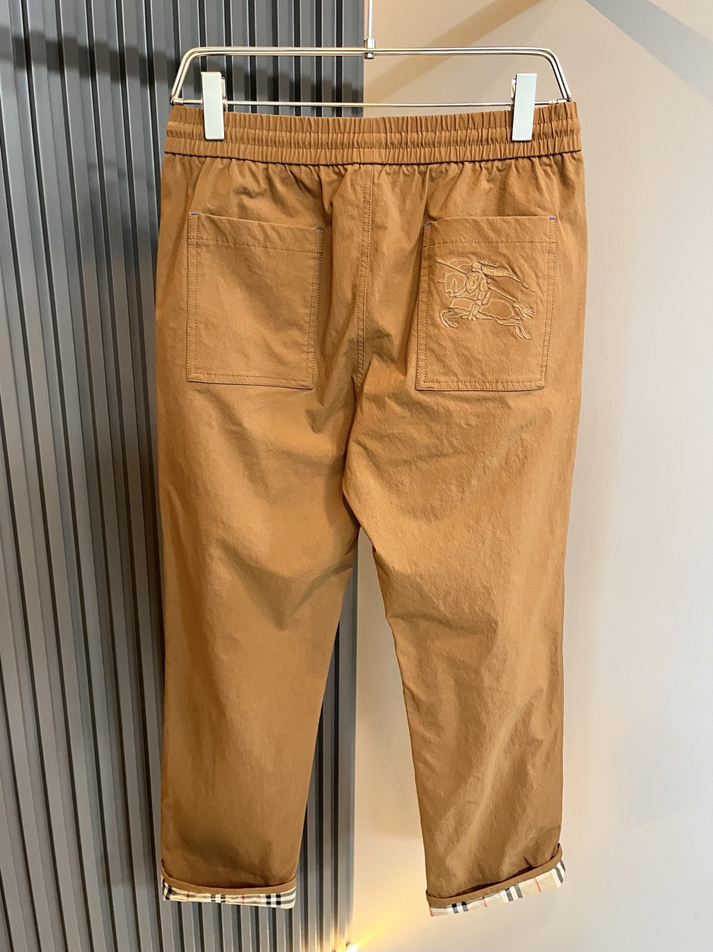 Bur*erry 巴*莉 2025秋冬新款男士休闲套装，品牌最新设计元素！既不单调也不复杂，好处的展现品