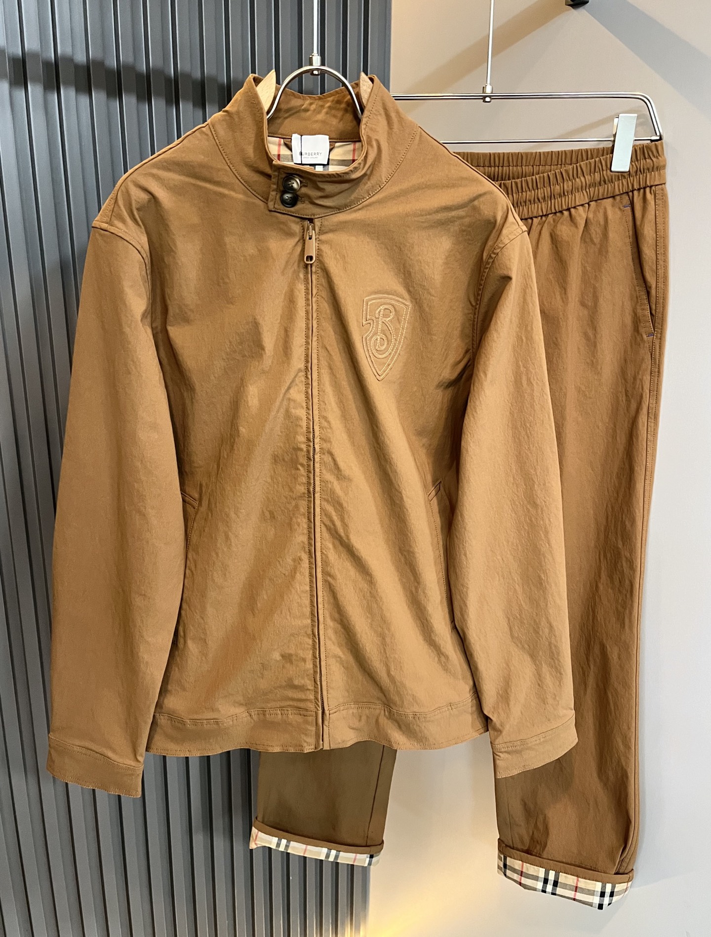 Bur*erry 巴*莉 2025秋冬新款男士休闲套装，品牌最新设计元素！既不单调也不复杂，好处的展现品