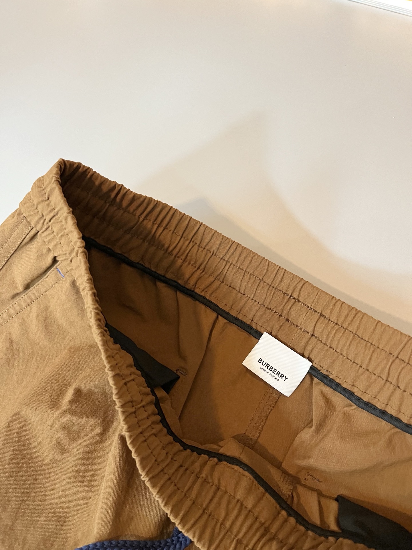 Bur*erry 巴*莉 2025秋冬新款男士休闲套装，品牌最新设计元素！既不单调也不复杂，好处的展现品