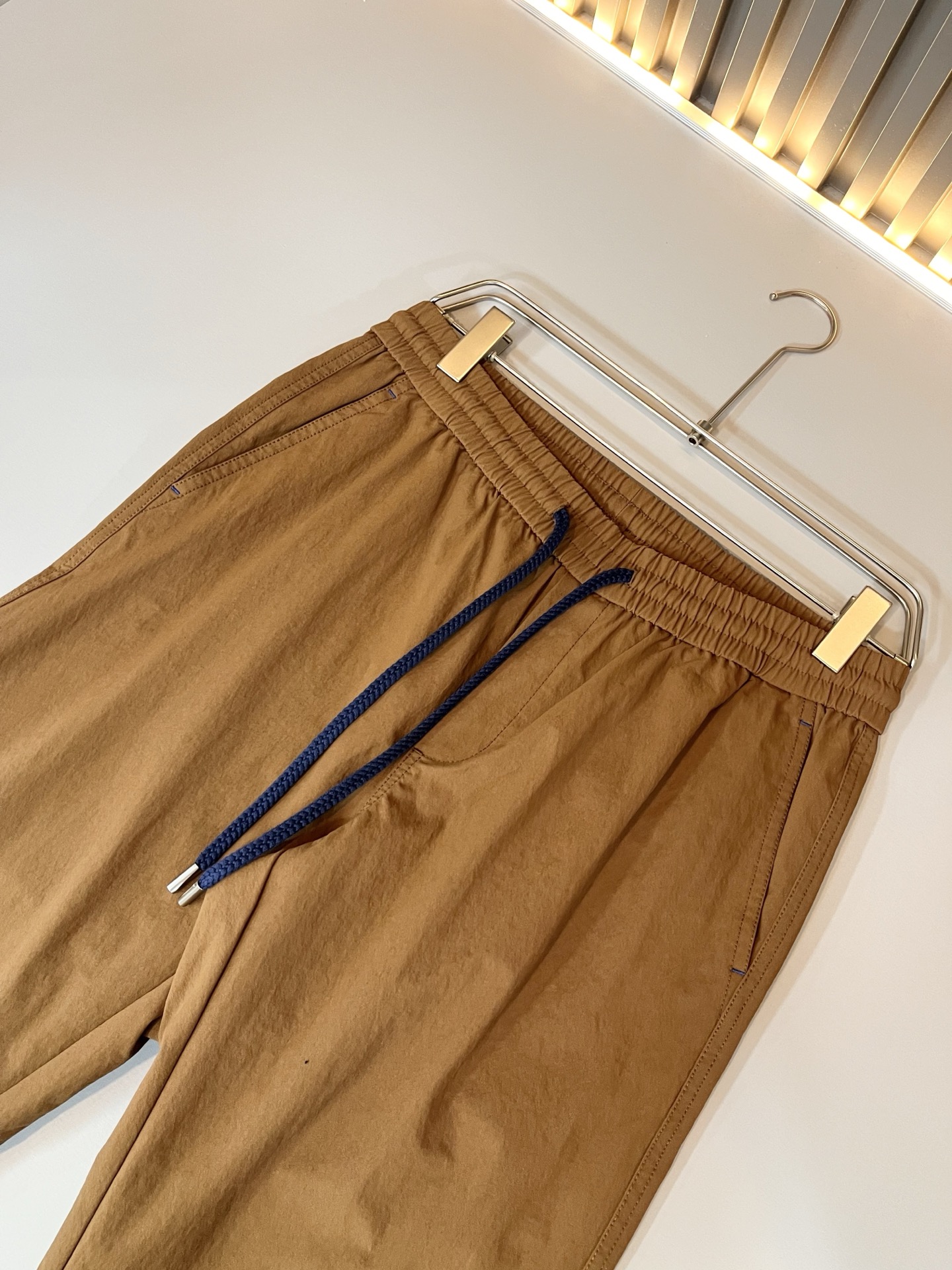 Bur*erry 巴*莉 2025秋冬新款男士休闲套装，品牌最新设计元素！既不单调也不复杂，好处的展现品