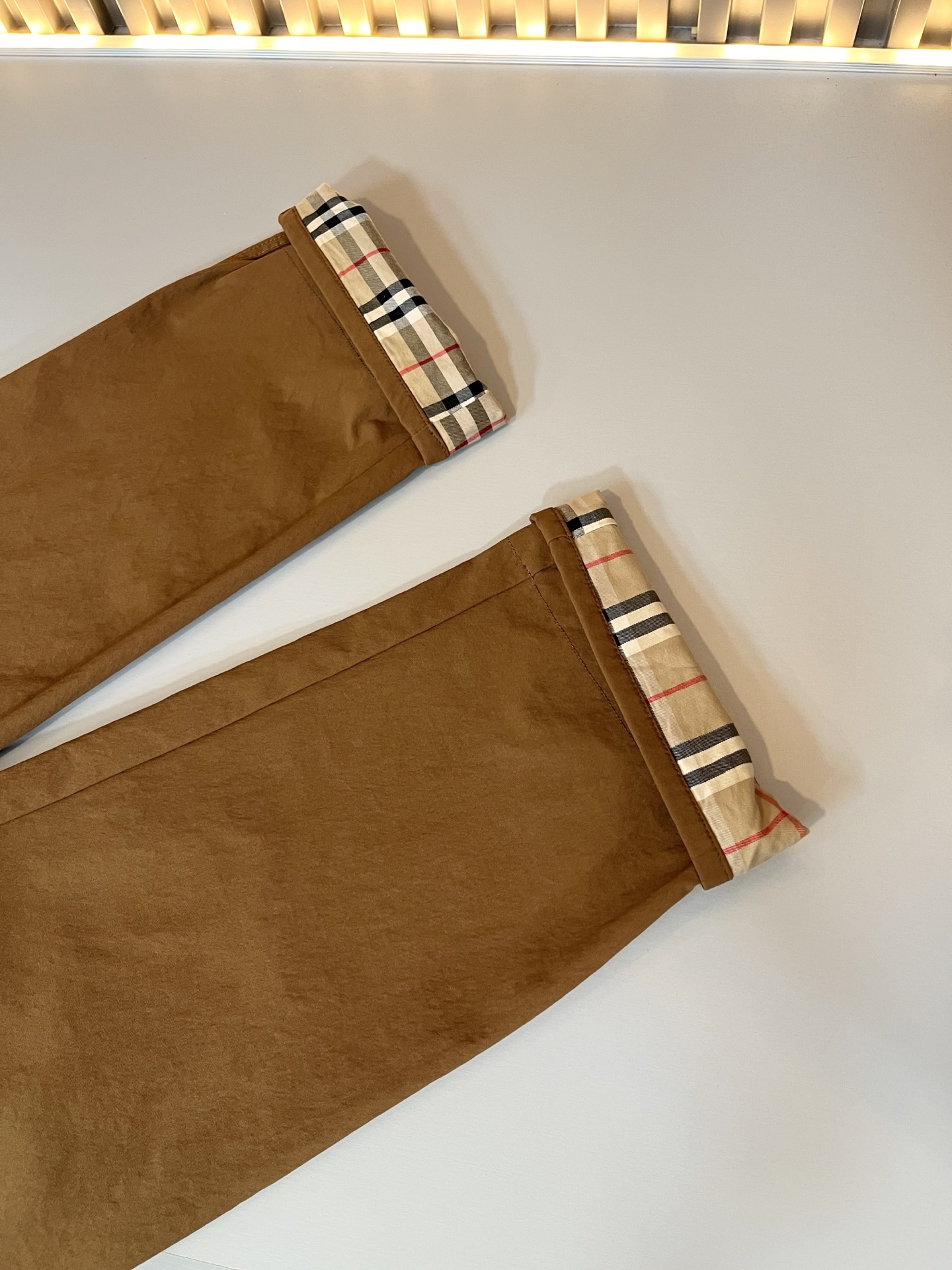 Bur*erry 巴*莉 2025秋冬新款男士休闲套装，品牌最新设计元素！既不单调也不复杂，好处的展现品