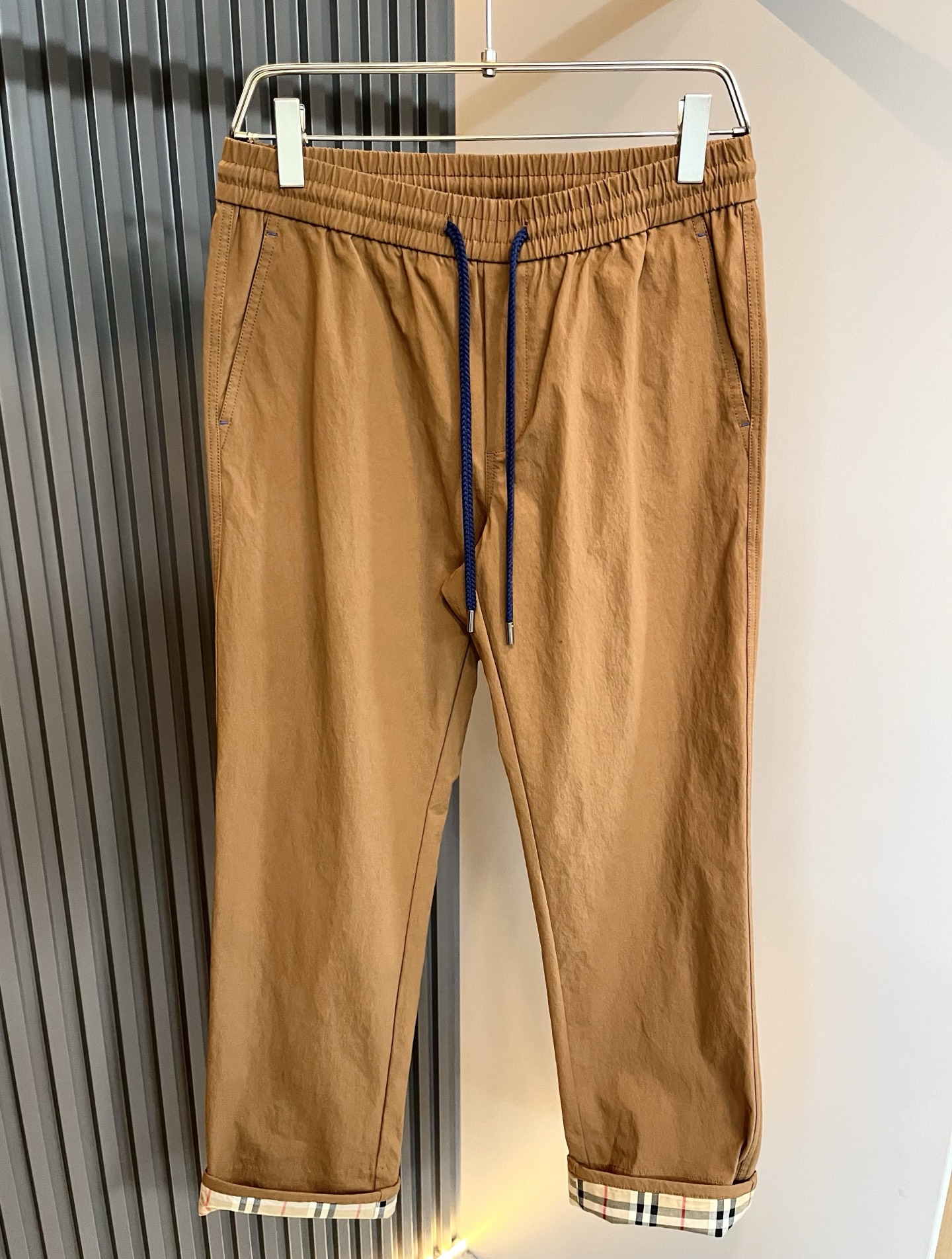 Bur*erry 巴*莉 2025秋冬新款男士休闲套装，品牌最新设计元素！既不单调也不复杂，好处的展现品