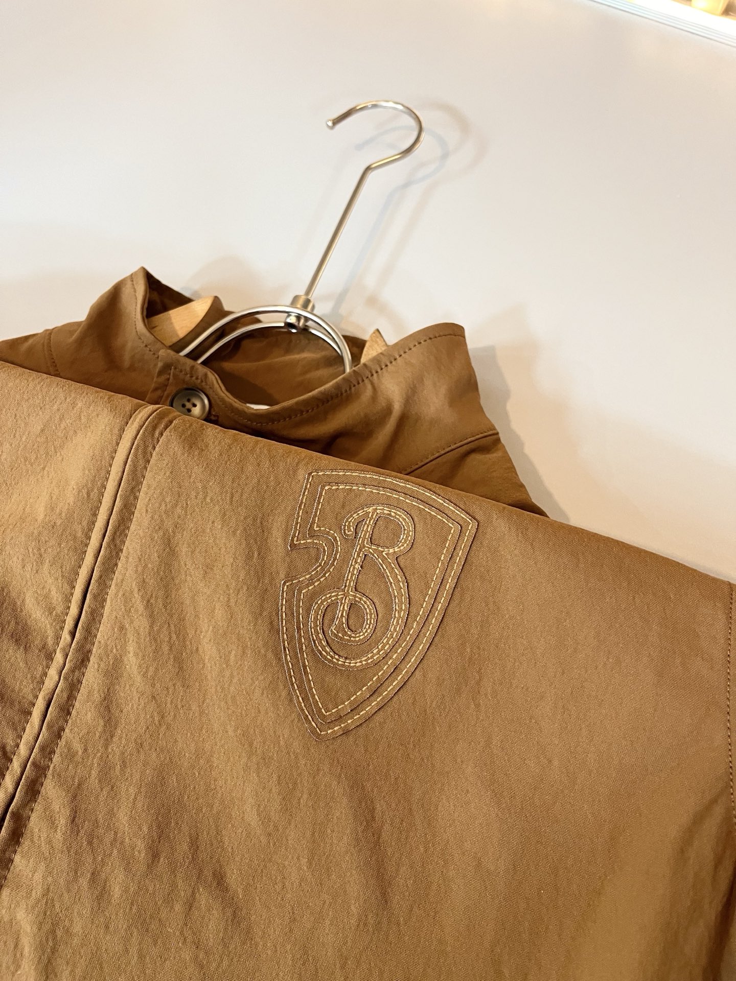 Bur*erry 巴*莉 2025秋冬新款男士休闲套装，品牌最新设计元素！既不单调也不复杂，好处的展现品