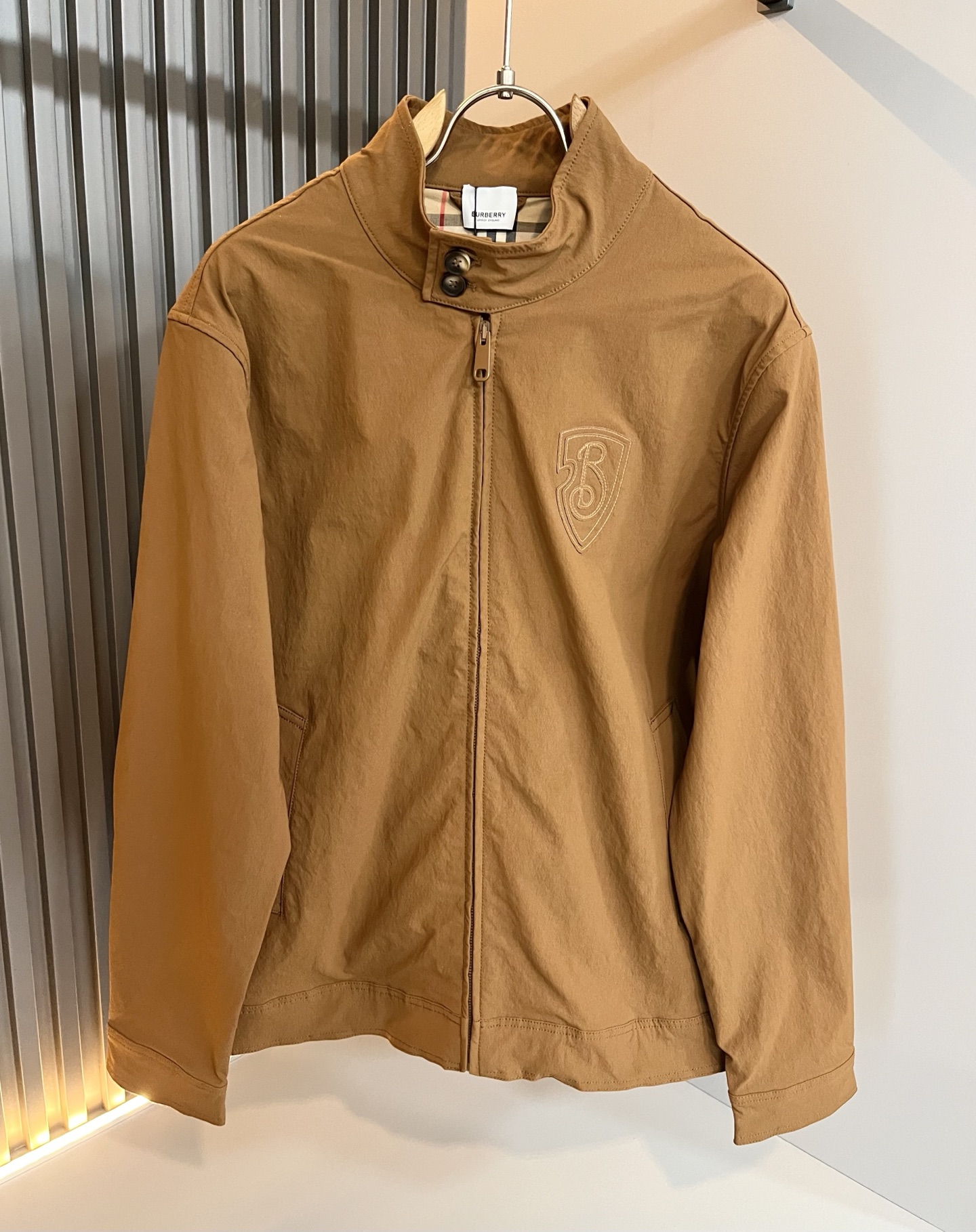 Bur*erry 巴*莉 2025秋冬新款男士休闲套装，品牌最新设计元素！既不单调也不复杂，好处的展现品