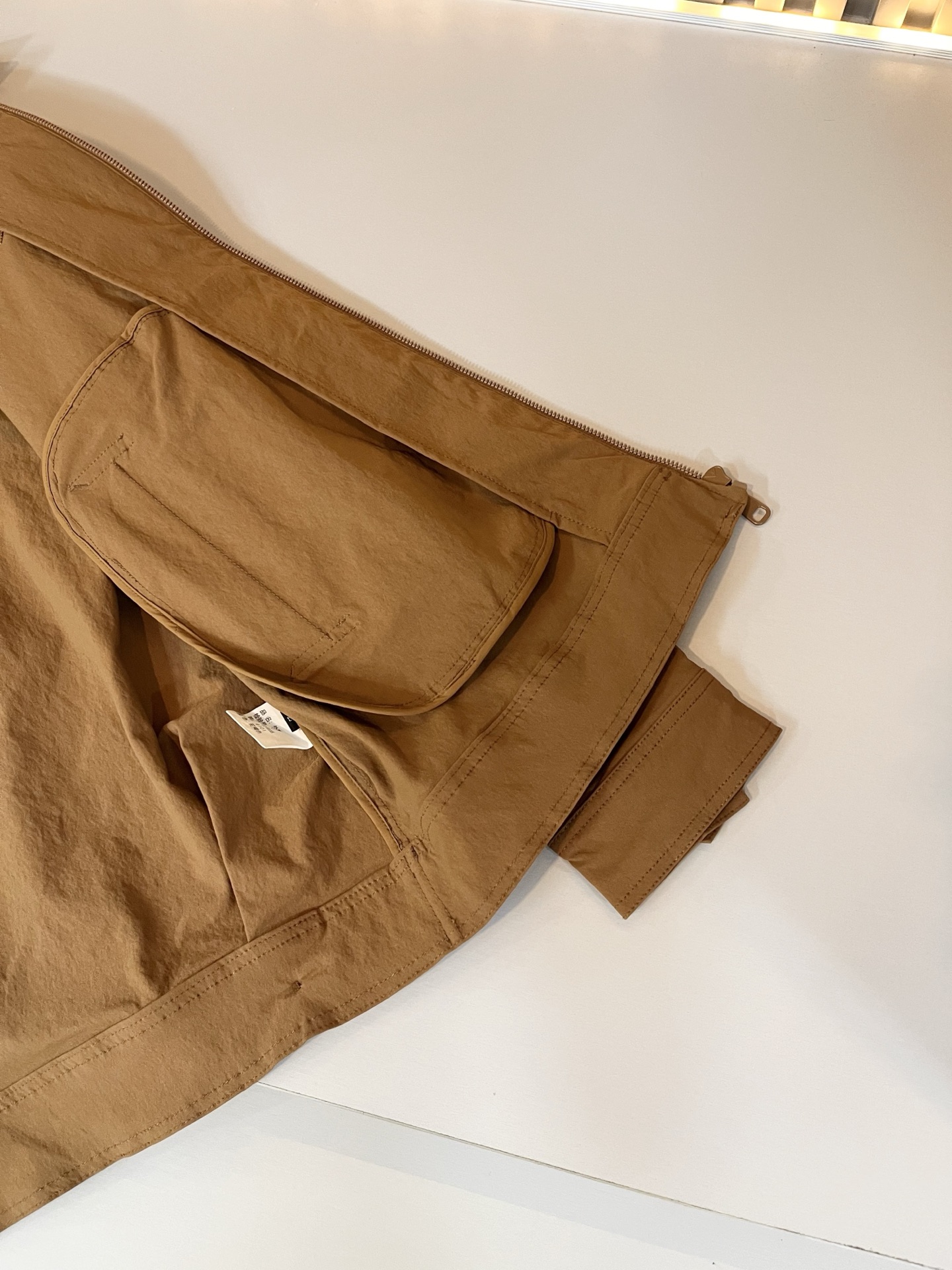 Bur*erry 巴*莉 2025秋冬新款男士休闲套装，品牌最新设计元素！既不单调也不复杂，好处的展现品