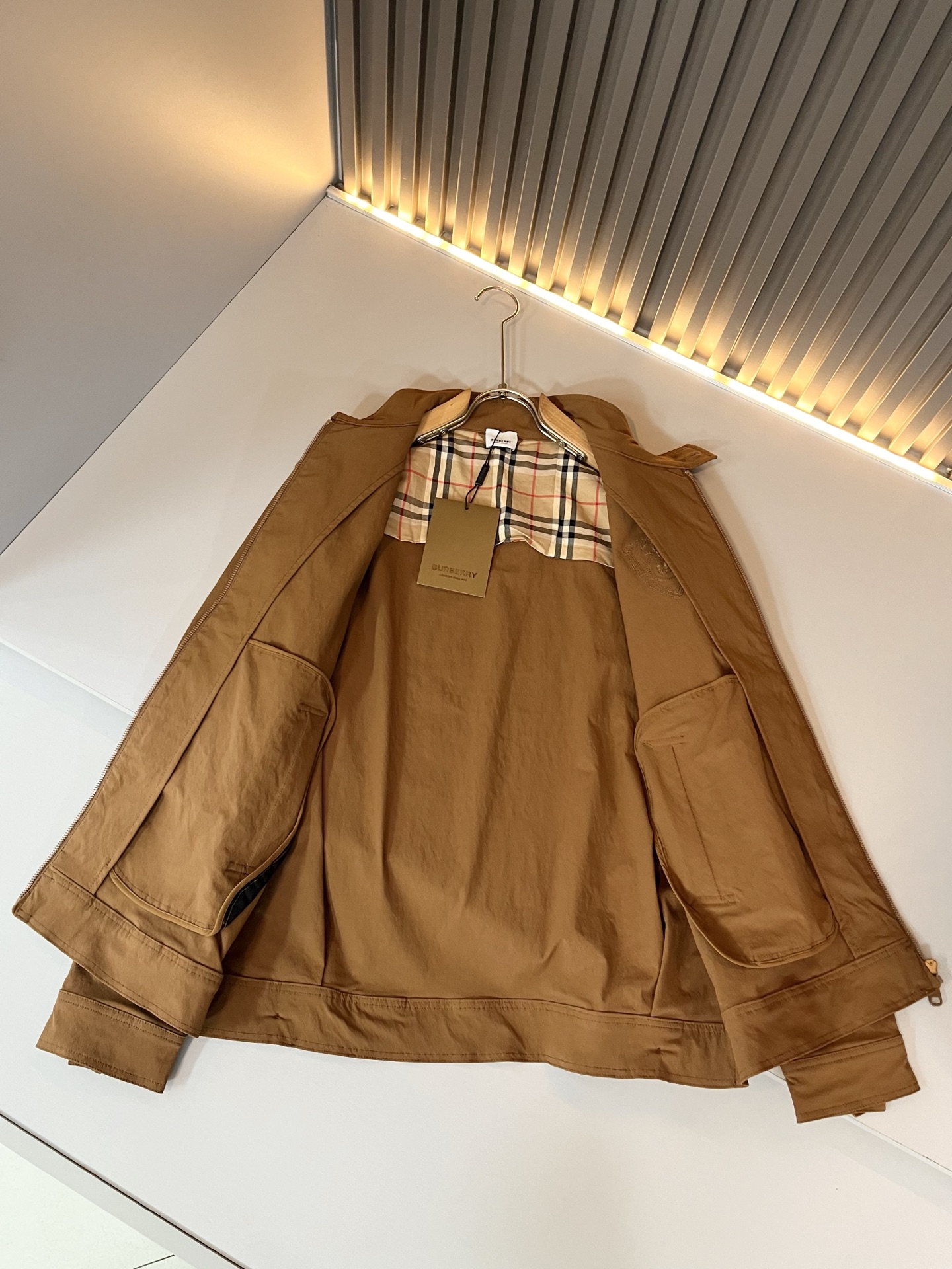 Bur*erry 巴*莉 2025秋冬新款男士休闲套装，品牌最新设计元素！既不单调也不复杂，好处的展现品