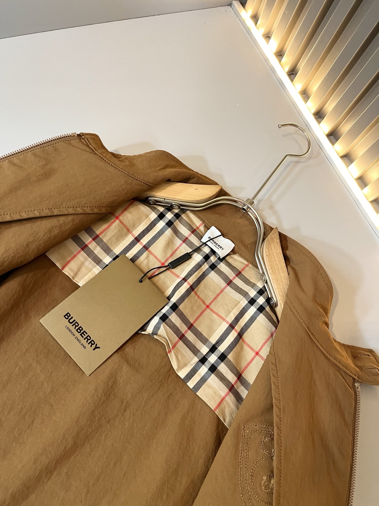 Bur*erry 巴*莉 2025秋冬新款男士休闲套装，品牌最新设计元素！既不单调也不复杂，好处的展现品