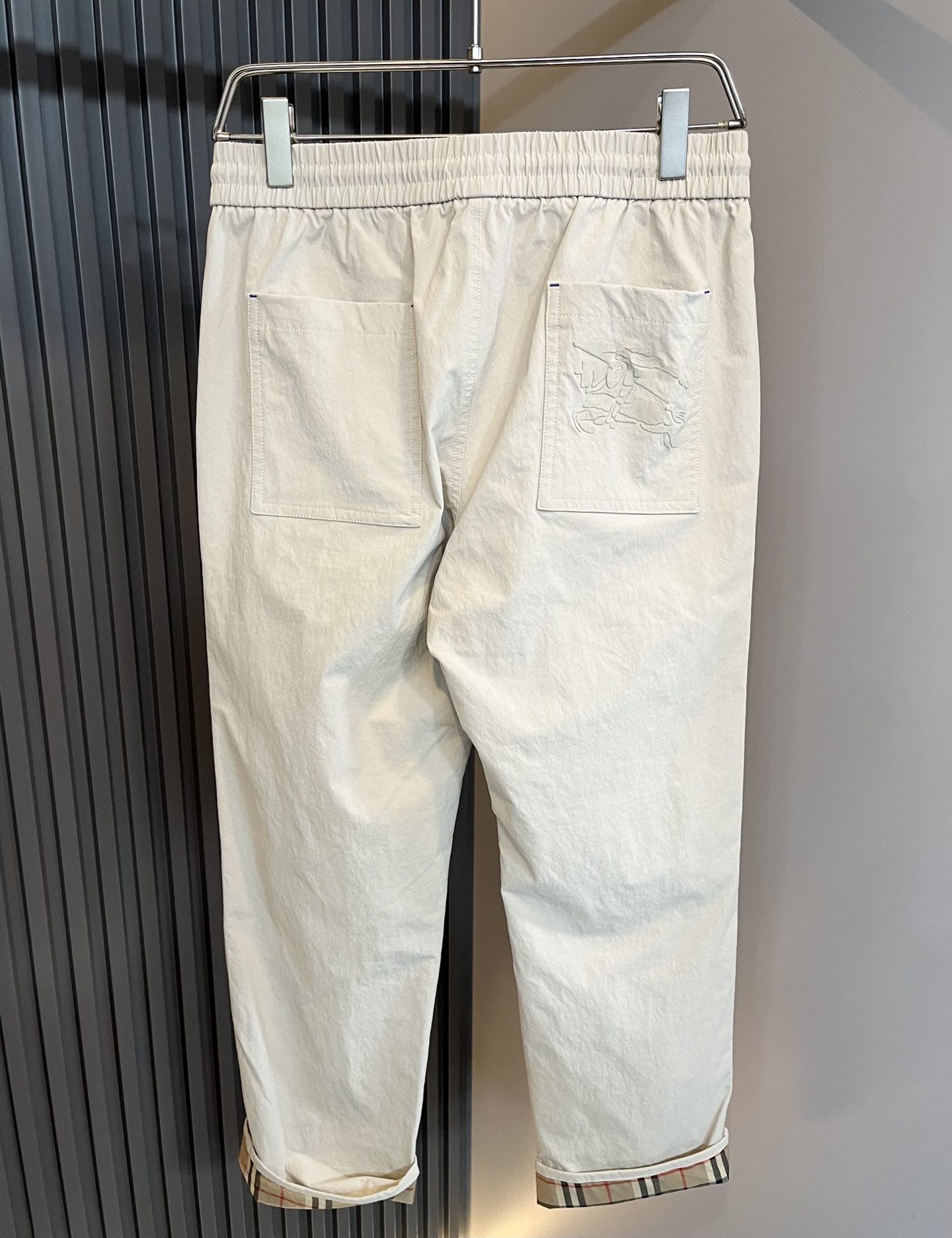 Bur*erry 巴*莉 2025秋冬新款男士休闲套装，品牌最新设计元素！既不单调也不复杂，好处的展现品