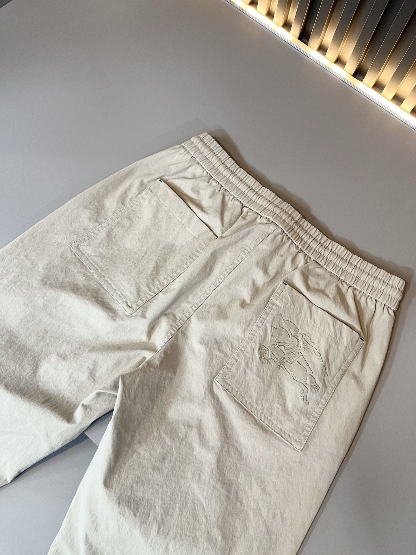 Bur*erry 巴*莉 2025秋冬新款男士休闲套装，品牌最新设计元素！既不单调也不复杂，好处的展现品