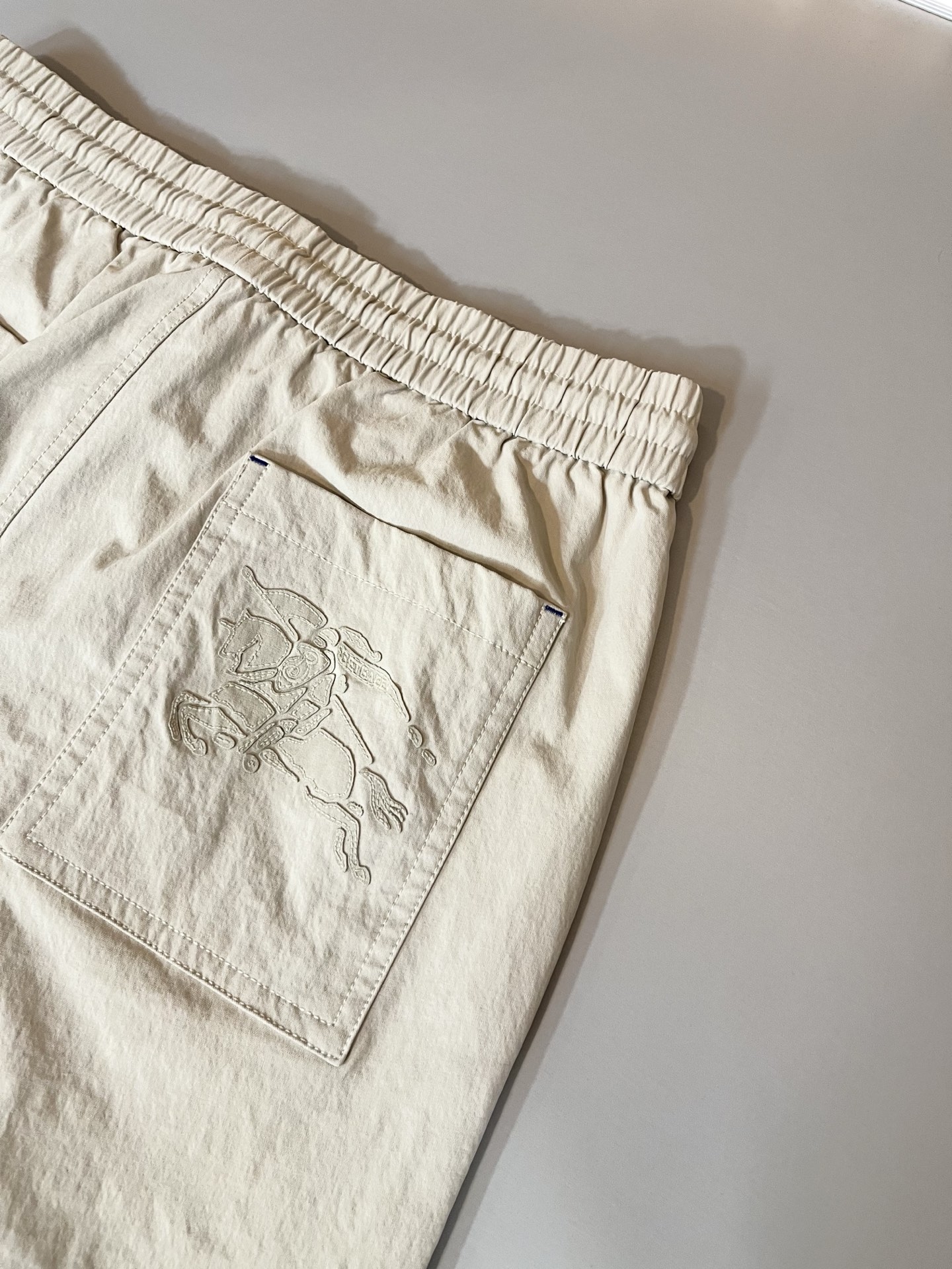 Bur*erry 巴*莉 2025秋冬新款男士休闲套装，品牌最新设计元素！既不单调也不复杂，好处的展现品