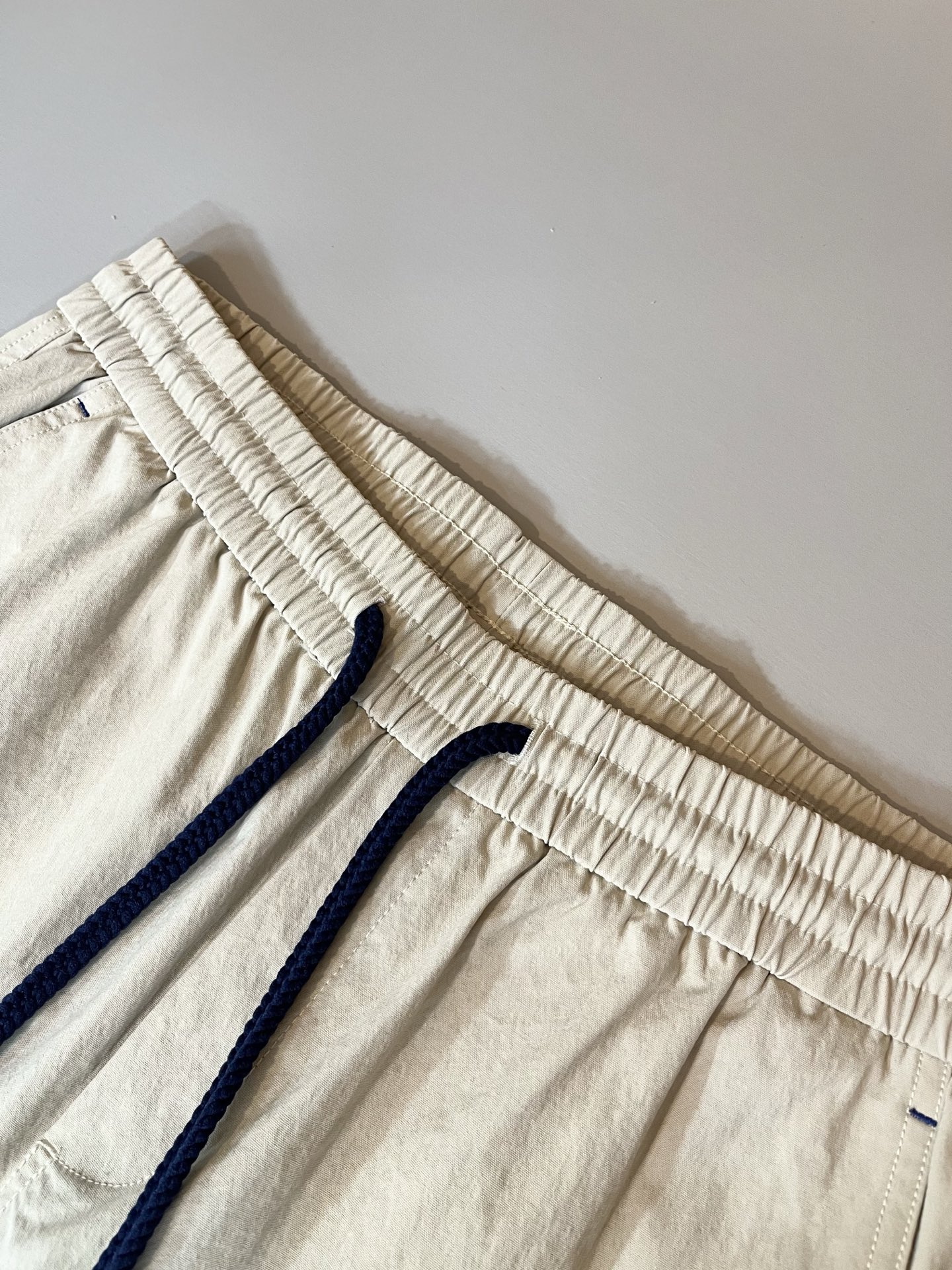 Bur*erry 巴*莉 2025秋冬新款男士休闲套装，品牌最新设计元素！既不单调也不复杂，好处的展现品