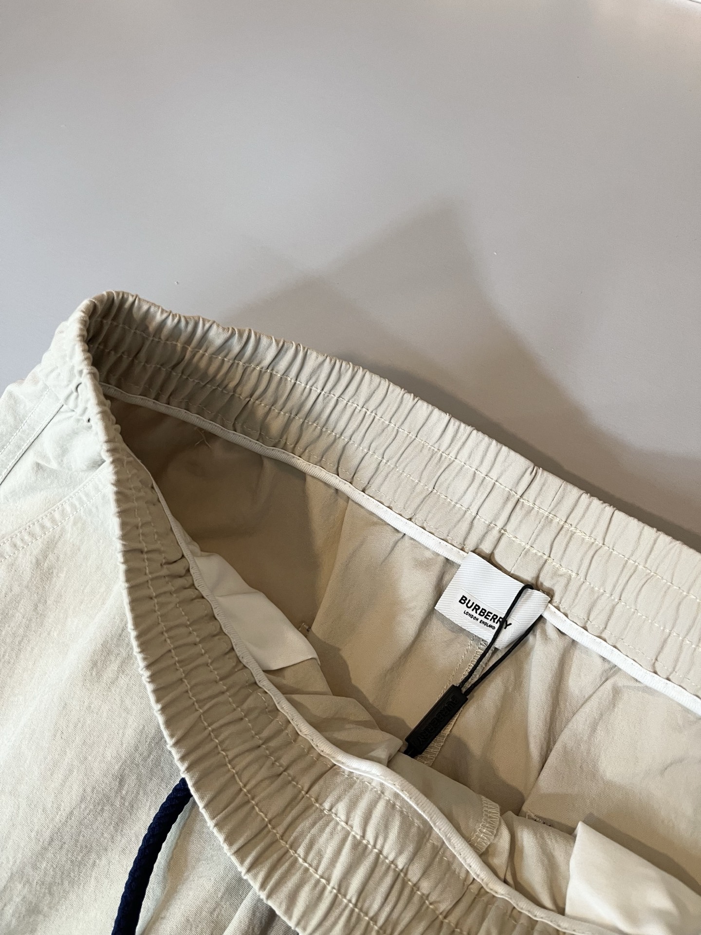 Bur*erry 巴*莉 2025秋冬新款男士休闲套装，品牌最新设计元素！既不单调也不复杂，好处的展现品