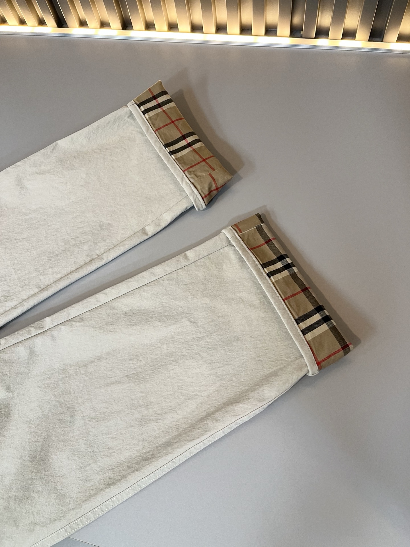 Bur*erry 巴*莉 2025秋冬新款男士休闲套装，品牌最新设计元素！既不单调也不复杂，好处的展现品