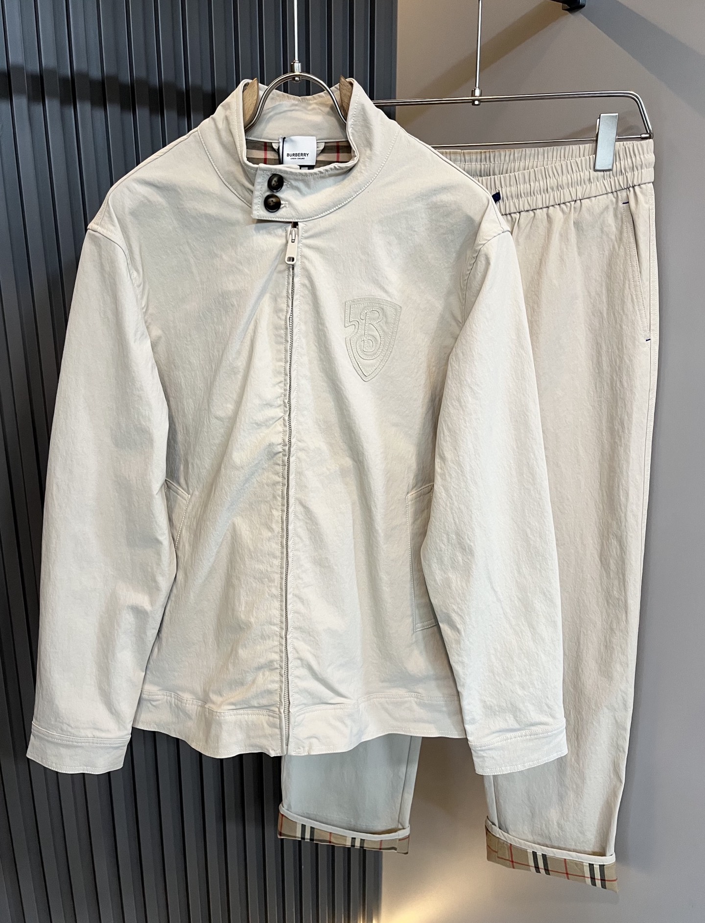 NO:531880,Bur*erry New autumn and winter men's casual suit, the latest brand design elements!  Neither monotonous nor complicated, the benefits show taste!  Customer-supplied top-grade polyester fabrics!  Embroidery logo design for clothes!  Comfortable, sweat-absorbing and breathable, the unique high-end fabric presents a simple and elegant temperament!  Customized original logo zipper design!  Full three-dimensional! Standard cutting design!  Every detail is a synchronized with high-end fashion. Size: M-3XL, burberry, alexander wang19860909Bur*erry 巴*莉 秋冬新款男士休闲套装,品牌最新设计元素！既不单调也不复杂,好处的展现品味！客供顶级聚酯纤维面料！衣身刺绣logo设计！舒适吸汗透气根本不在话下,面料独具的高奢感呈现简约优雅气质！定制原版logo拉链设计！饱满立体!标准裁剪设计！每一处细节都是与高端时尚同步的体现.尺码:M-3XL,,burberry,alexander wang,Men's clothing