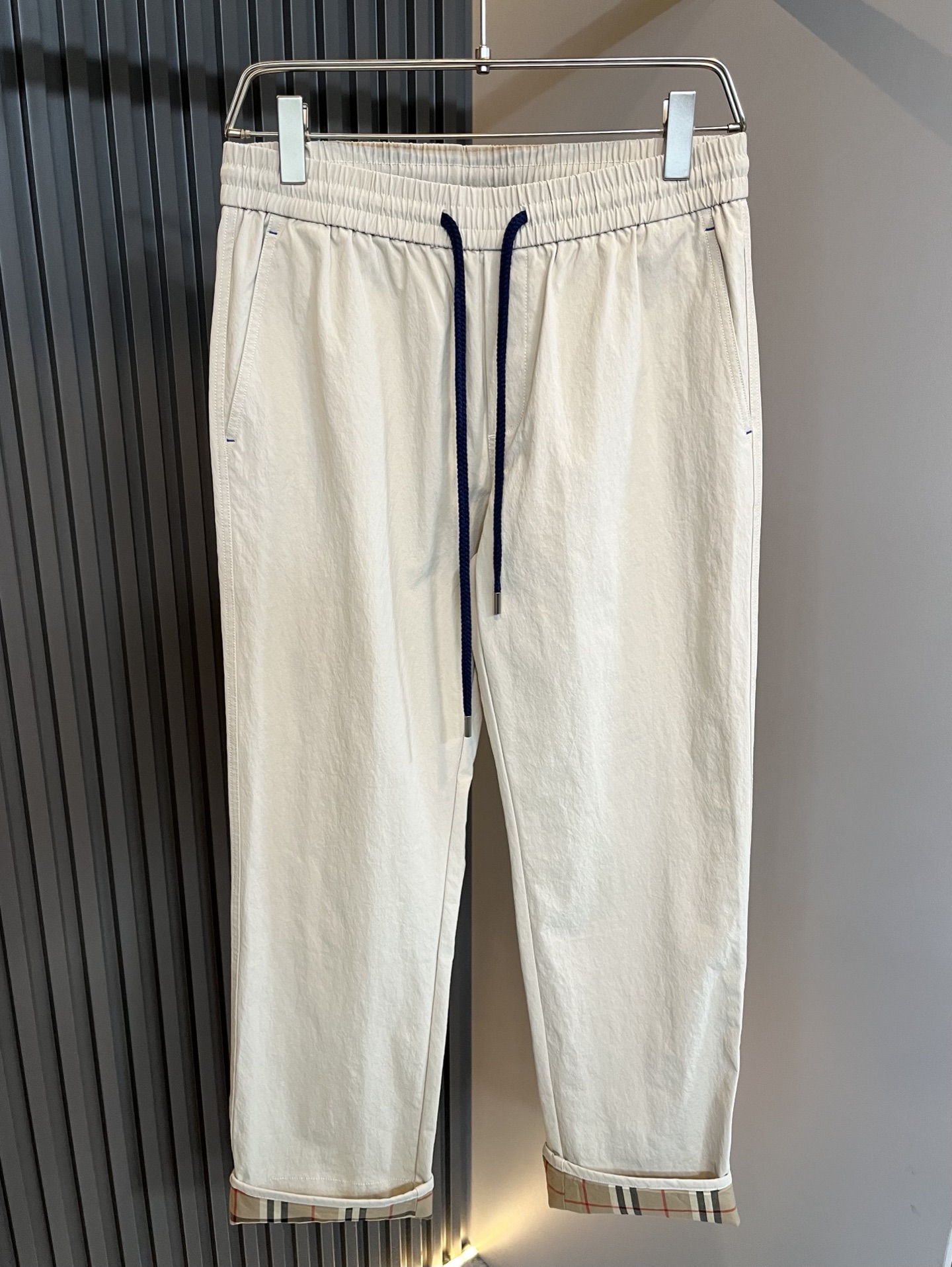 Bur*erry 巴*莉 2025秋冬新款男士休闲套装，品牌最新设计元素！既不单调也不复杂，好处的展现品