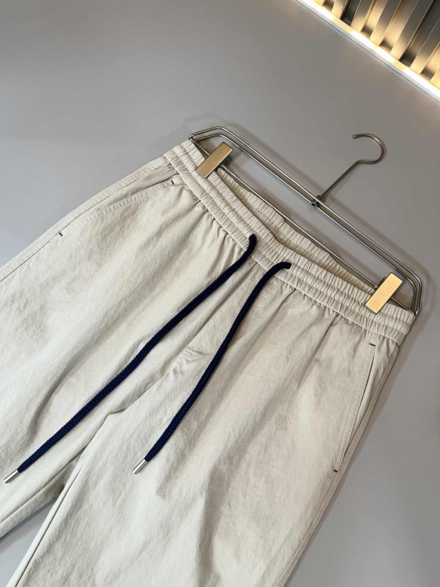 Bur*erry 巴*莉 2025秋冬新款男士休闲套装，品牌最新设计元素！既不单调也不复杂，好处的展现品