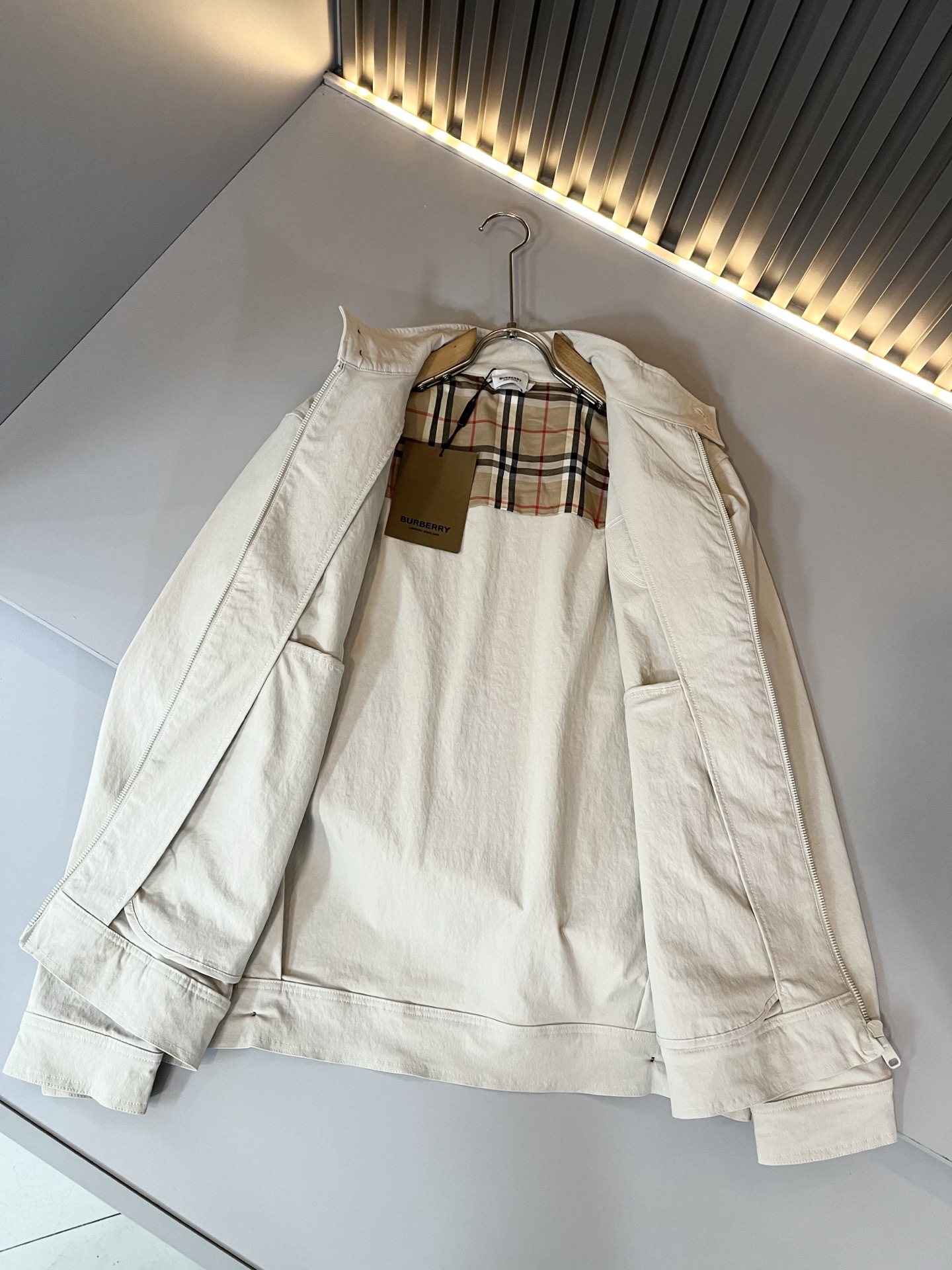 Bur*erry 巴*莉 2025秋冬新款男士休闲套装，品牌最新设计元素！既不单调也不复杂，好处的展现品