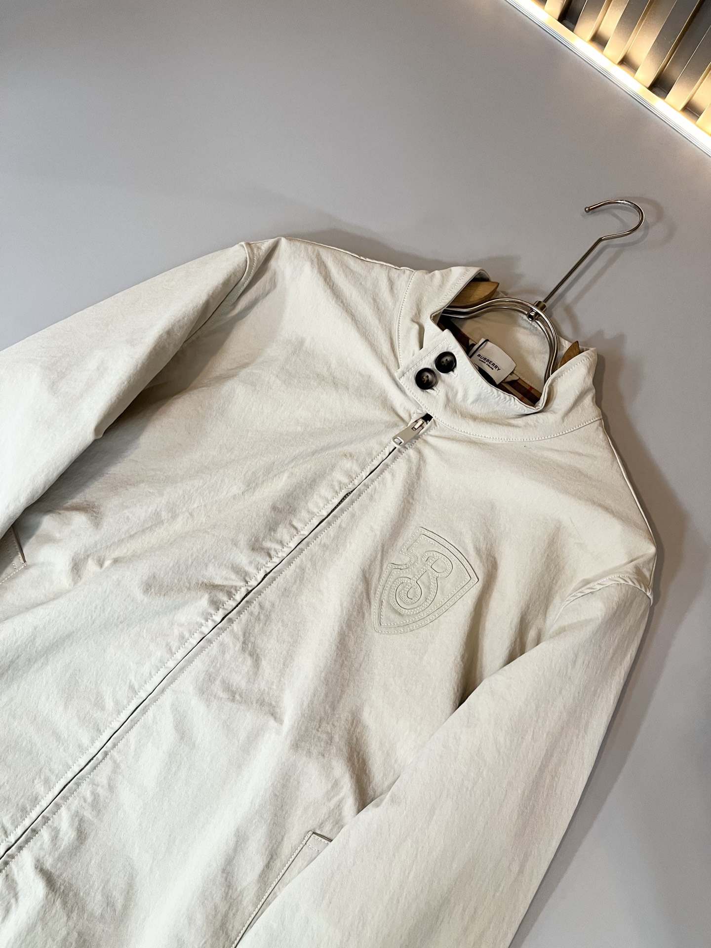 Bur*erry 巴*莉 2025秋冬新款男士休闲套装，品牌最新设计元素！既不单调也不复杂，好处的展现品