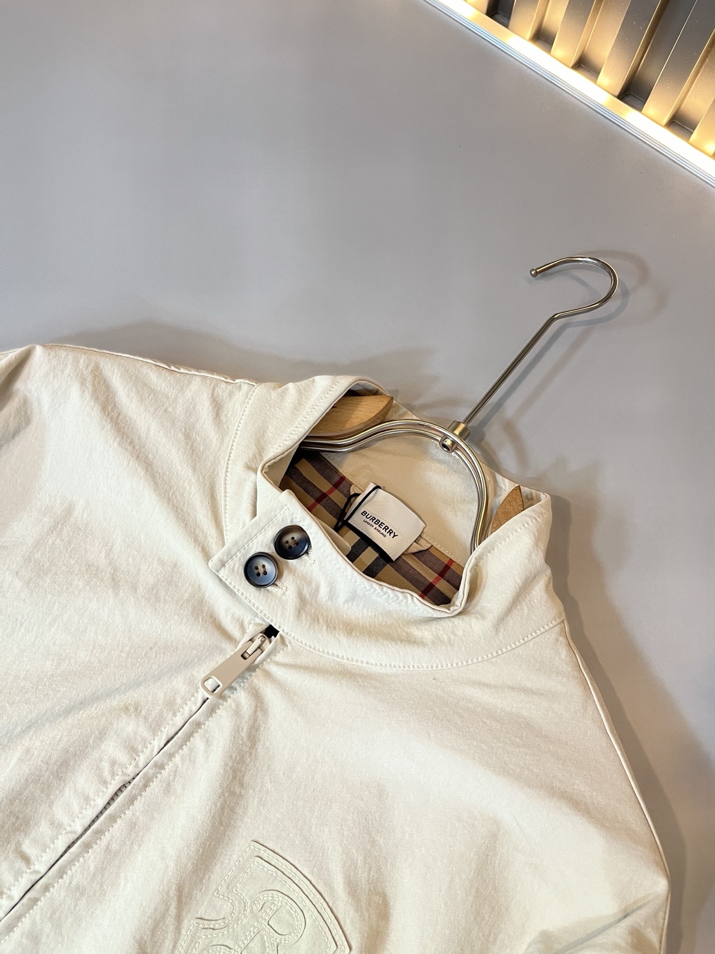 Bur*erry 巴*莉 2025秋冬新款男士休闲套装，品牌最新设计元素！既不单调也不复杂，好处的展现品