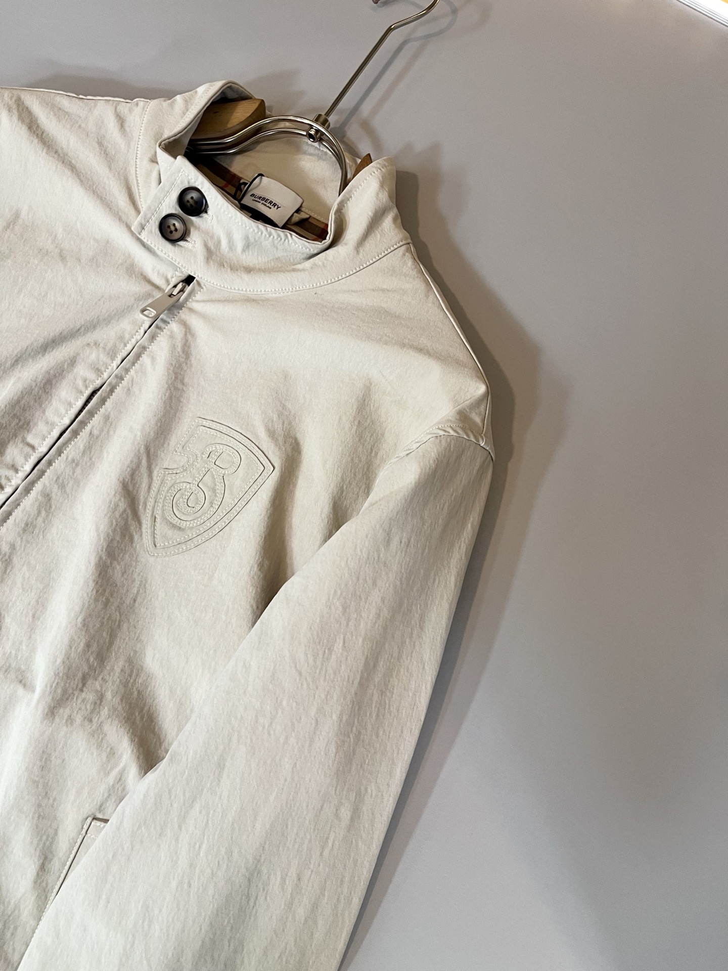 Bur*erry 巴*莉 2025秋冬新款男士休闲套装，品牌最新设计元素！既不单调也不复杂，好处的展现品