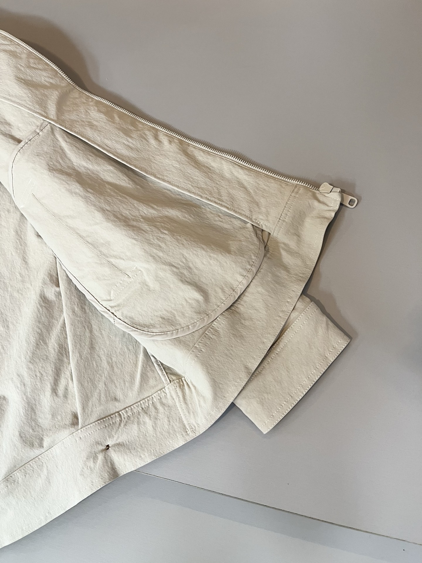 Bur*erry 巴*莉 2025秋冬新款男士休闲套装，品牌最新设计元素！既不单调也不复杂，好处的展现品