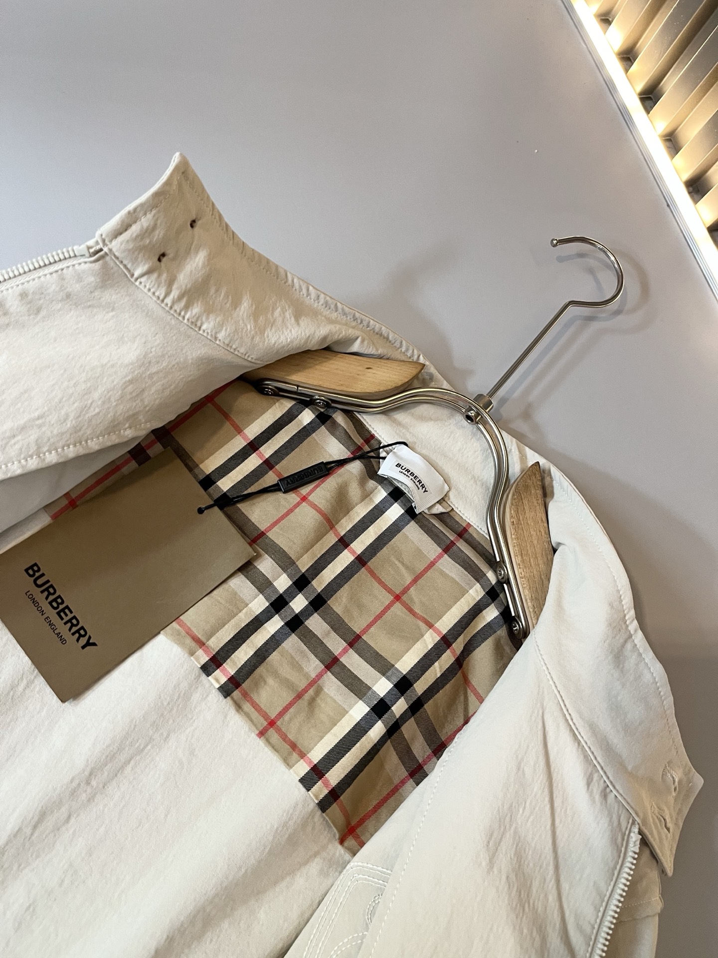 Bur*erry 巴*莉 2025秋冬新款男士休闲套装，品牌最新设计元素！既不单调也不复杂，好处的展现品