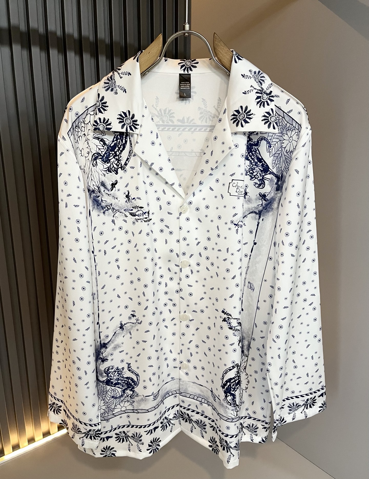 NO:529892,Dio*r Dio 2025 autumn new men's and women's pajamas casual set, with trading company channels and released simultaneously on the official website. The most anticipated high-quality products are coming, making you feel what real high luxury and connotation! This set is made of D's special silk fabric, full of brand style!  The surface is neat and smooth and shiny, and the texture is obvious through the screen. It is the most enjoyable wearing experience! It perfectly enhances the overall luxury and class, and can get a high-end luxury atmosphere at a glance! Basic regular style cutting, versatile and simple upper body, and is easy to deal with various occasions and environments. It is undoubtedly a must-have item for daily commuting! Size M~3XL,,dior,dior,alexander wang19860909Dio*r迪*奥2025秋季新品男女同款睡衣休闲套装,贸易公司渠道稀出,同步官网发售,男神女神最为期待的精品狠货重磅来袭,让你感受到什么叫真正的高奢有内涵!此款套装选用D家专用丝绸面料制成,满满的品牌风格！表面整洁光滑且富有光泽,质感透过屏幕都显而易 见,你最为享受的穿着体验! 完美提升了整体的奢华档次感,一眼就能Get到的高端奢华气息!基础常规的版型裁剪,上身百搭简约不挑人,轻松应对各种场合与环境,属于日常通勤必备的臻品无疑!尺码M～3XL,,dior,dior,alexander wang,Men's clothing