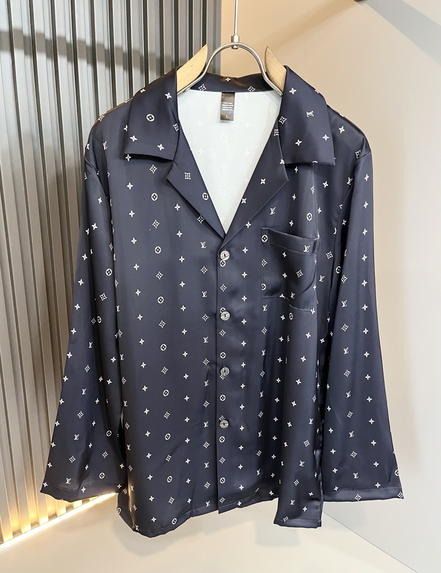 NO:528609,Louis Vuit*on Louis Family 2025 autumn new light luxury pajama casual set, men and women same pajamas set!  The new high-end Louis family has always been so flawless, and creative designs are emerging one after another. If you don’t buy a few pieces of Louis this fall, you can’t be considered a fashion expert. The logo design of the clothes logo!  Custom silk fabric!  The iconic elements of Louis are really something that everyone loves. They are super soft and resilient, from world-class trade-level OEM channels, with extremely rare quantity and no help after selling out. Monogram three-dimensional logo presents an extraordinary texture, clean and neat. This is the Louis family's unique skill and the latest craftsmanship this quarter. The degree of meticulousness has reached the top, and the loose cut style design is unique. It is a fusion of luxury and fashion!  Size M-3XL, louis vuitton,louis vuitton,alexander wang19860909Louis Vuit*on 路易家族 2025秋季新款轻奢睡衣休闲套装,男女同款睡衣套装！路易家族的新高端,细节品质永远的那么完美无瑕,创意设计层出不穷.今年秋季季节没有入手几件路易你算不上时尚达人.衣身标识logo图案设计！定制丝绸面料！诠释路易的标志性元素,实属人见人爱的东西.超级柔软且具有韧性,来自世界级贸易级别的代工厂渠道,数量极其稀少售完无补.Monogram立体Logo呈现不一般的质感,干净俐落.这是路易家族的看家绝活也是本季度的最新工艺.细致化程度已经达到顶端了,宽松剪裁的版型设计堪称一绝.属于奢华与时尚的融合！尺码M-3XL,,louis vuitton,louis vuitton,alexander wang,Men's clothing