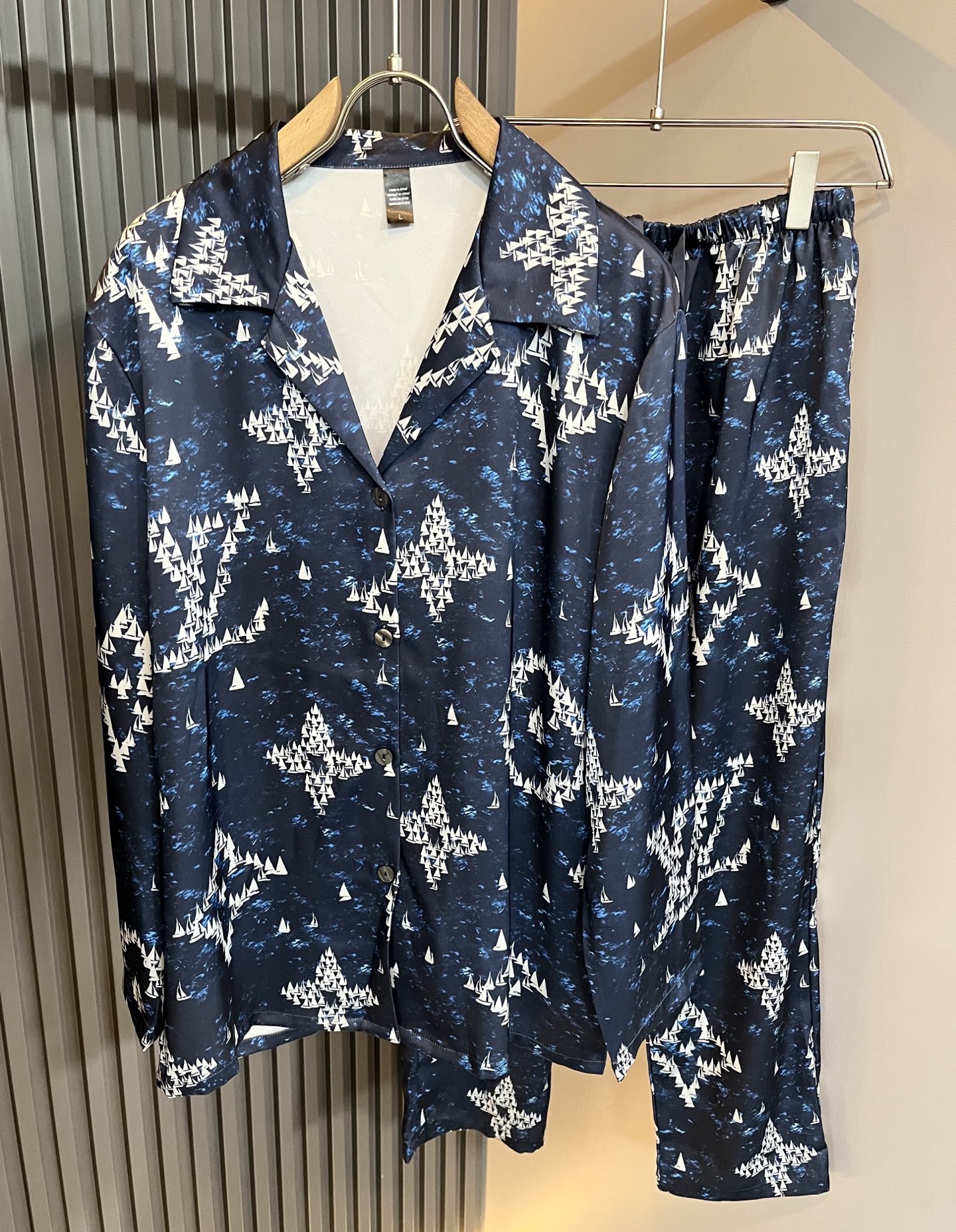 NO:528598,Louis Vuit*on 路易家族 2025秋季新款轻奢睡衣休闲套装,男女同款睡衣套装！ 路易家族的新高端,细节品质永远的那么完美无瑕,创意设计层出不穷.今年秋季季节没有入手几件路易你算不上时尚达人.衣身标识logo图案设计！  Custom silk fabric!  The iconic elements of Louis are really something that everyone loves. They are super soft and resilient, from world-class trade-level OEM channels, with extremely rare quantity and no help after selling out. Monogram three-dimensional logo presents an extraordinary texture, clean and neat. This is the Louis family's unique skill and the latest craftsmanship this quarter. The degree of meticulousness has reached the top, and the loose cut style design is unique. It is a fusion of luxury and fashion!  Size M-3XL, louis vuitton,louis vuitton,alexander wang19860909Louis Vuit*on 路易家族 2025秋季新款轻奢睡衣休闲套装,男女同款睡衣套装！路易家族的新高端,细节品质永远的那么完美无瑕,创意设计层出不穷.今年秋季季节没有入手几件路易你算不上时尚达人.衣身标识logo图案设计！定制丝绸面料！诠释路易的标志性元素,实属人见人爱的东西.超级柔软且具有韧性,来自世界级贸易级别的代工厂渠道,数量极其稀少售完无补.Monogram立体Logo呈现不一般的质感,干净俐落.这是路易家族的看家绝活也是本季度的最新工艺.细致化程度已经达到顶端了,宽松剪裁的版型设计堪称一绝.属于奢华与时尚的融合！尺码M-3XL,,louis vuitton,louis vuitton,alexander wang,Men's clothing