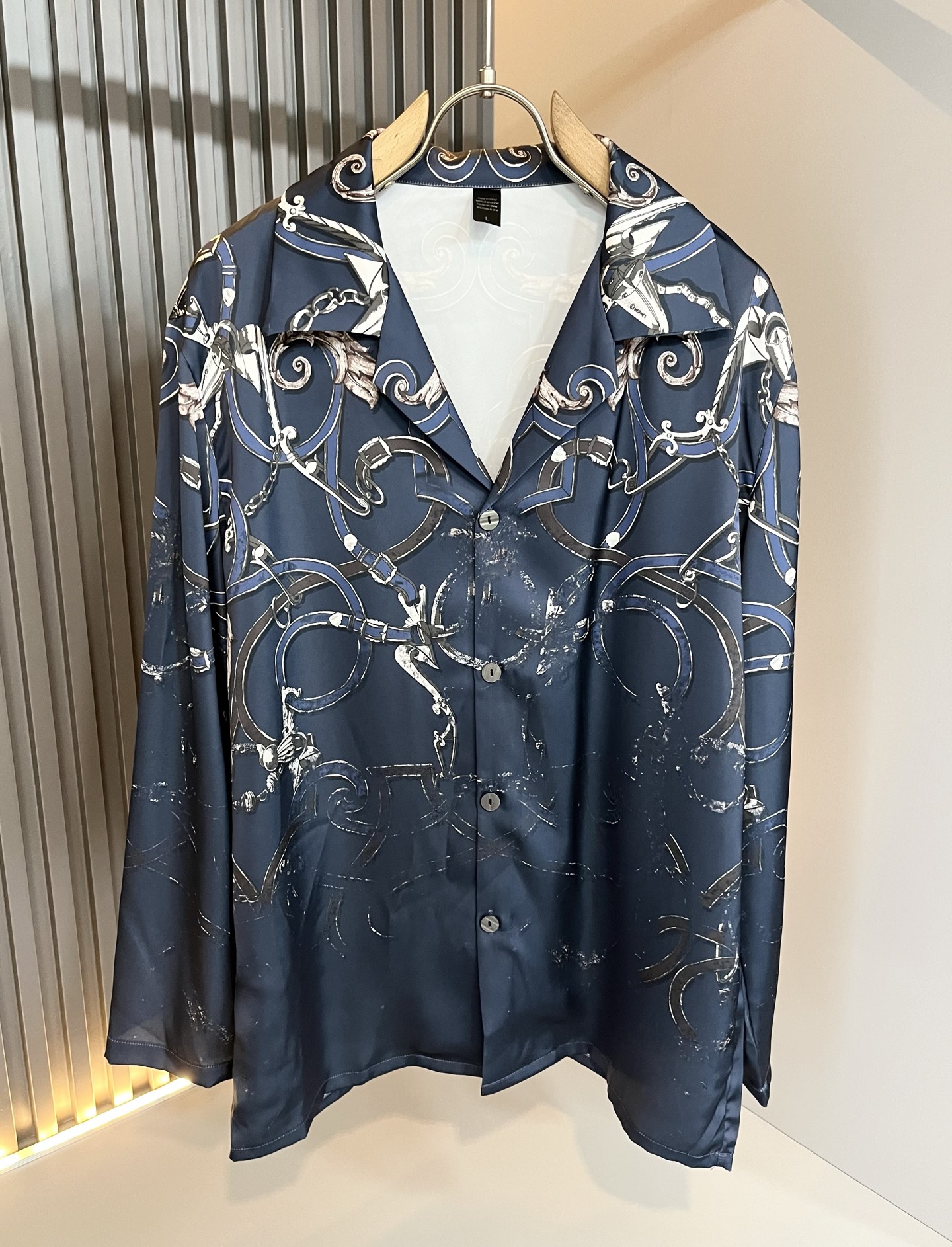 NO:529896,HERM*S AXS 2025 autumn and winter men's high-end casual pajamas set, overseas trading company channel orders!  Shanghai Henglong store is on sale!  It is high-end, simple, and has exquisite craftsmanship and materials. It is very rigorous and demanding in pursuit of quality. It uses every detail to prove its brand image!  The typical essence of H home, the very representative H logo design!  Perfectly interpret the brand image of H Home and build a brand LOGO design!  The fabric has been perfectly transformed and sublimated, with a heavy environmentally friendly plant enzyme washing process, the texture has a unique retro style, which is quite outstanding, and is recognized as a universal and versatile color number, which can withstand the test of any season!  Well-tailed, clean, refreshing and neat!  Size M-3XL, hermes,alexander wang19860909HERM*S爱*仕 2025秋冬男士高端休闲睡衣套装,海外贸易公司渠道订单 ！上海恒隆店在售！高级、简约,工艺和用料方面都颇为考究,对于品质的追求非常严谨和苛刻,用每一个细节来力证自身品牌形象！H家的典型精髓,极具代表性的H标识logo设计！将H家的品牌形象完美阐释出来,构建出品牌LOGO设计！面料得到完美蜕变和升华,重磅环保植物酵素水洗工艺,肌理有着独特的复古风格,相当出彩,公认的万能百搭色号,经得住任何季节的考验配色！剪裁精良,干净清爽且利落！尺码M-3XL,,hermes,alexander wang,Men's clothing