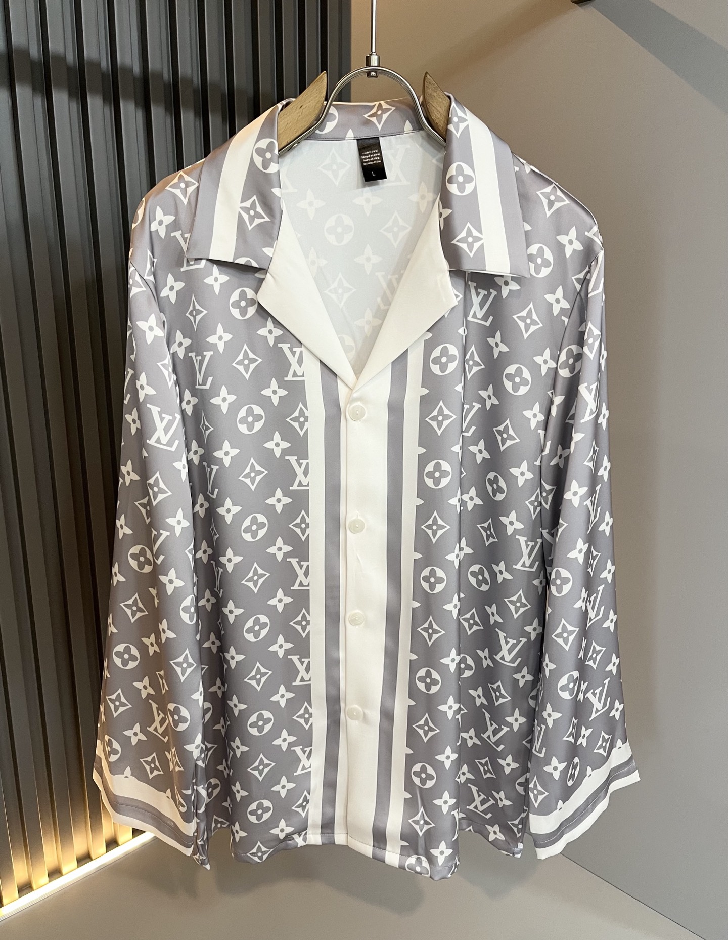 NO:528617,Louis Vuit*on Louis Family 2025 autumn new light luxury pajama casual set, men and women same pajamas set!  The new high-end Louis family has always been so flawless, and creative designs are emerging one after another. If you don’t buy a few pieces of Louis this fall, you can’t be considered a fashion expert. The logo design of the clothes logo!  Custom silk fabric!  The iconic elements of Louis are really something that everyone loves. They are super soft and resilient, from world-class trade-level OEM channels, with extremely rare quantity and no help after selling out. Monogram three-dimensional logo presents an extraordinary texture, clean and neat. This is the Louis family's unique skill and the latest craftsmanship this quarter. The degree of meticulousness has reached the top, and the loose cut style design is unique. It is a fusion of luxury and fashion!  Size M-3XL, louis vuitton,louis vuitton,alexander wang19860909Louis Vuit*on 路易家族 2025秋季新款轻奢睡衣休闲套装,男女同款睡衣套装！路易家族的新高端,细节品质永远的那么完美无瑕,创意设计层出不穷.今年秋季季节没有入手几件路易你算不上时尚达人.衣身标识logo图案设计！定制丝绸面料！诠释路易的标志性元素,实属人见人爱的东西.超级柔软且具有韧性,来自世界级贸易级别的代工厂渠道,数量极其稀少售完无补.Monogram立体Logo呈现不一般的质感,干净俐落.这是路易家族的看家绝活也是本季度的最新工艺.细致化程度已经达到顶端了,宽松剪裁的版型设计堪称一绝.属于奢华与时尚的融合！尺码M-3XL,,louis vuitton,louis vuitton,alexander wang,Men's clothing