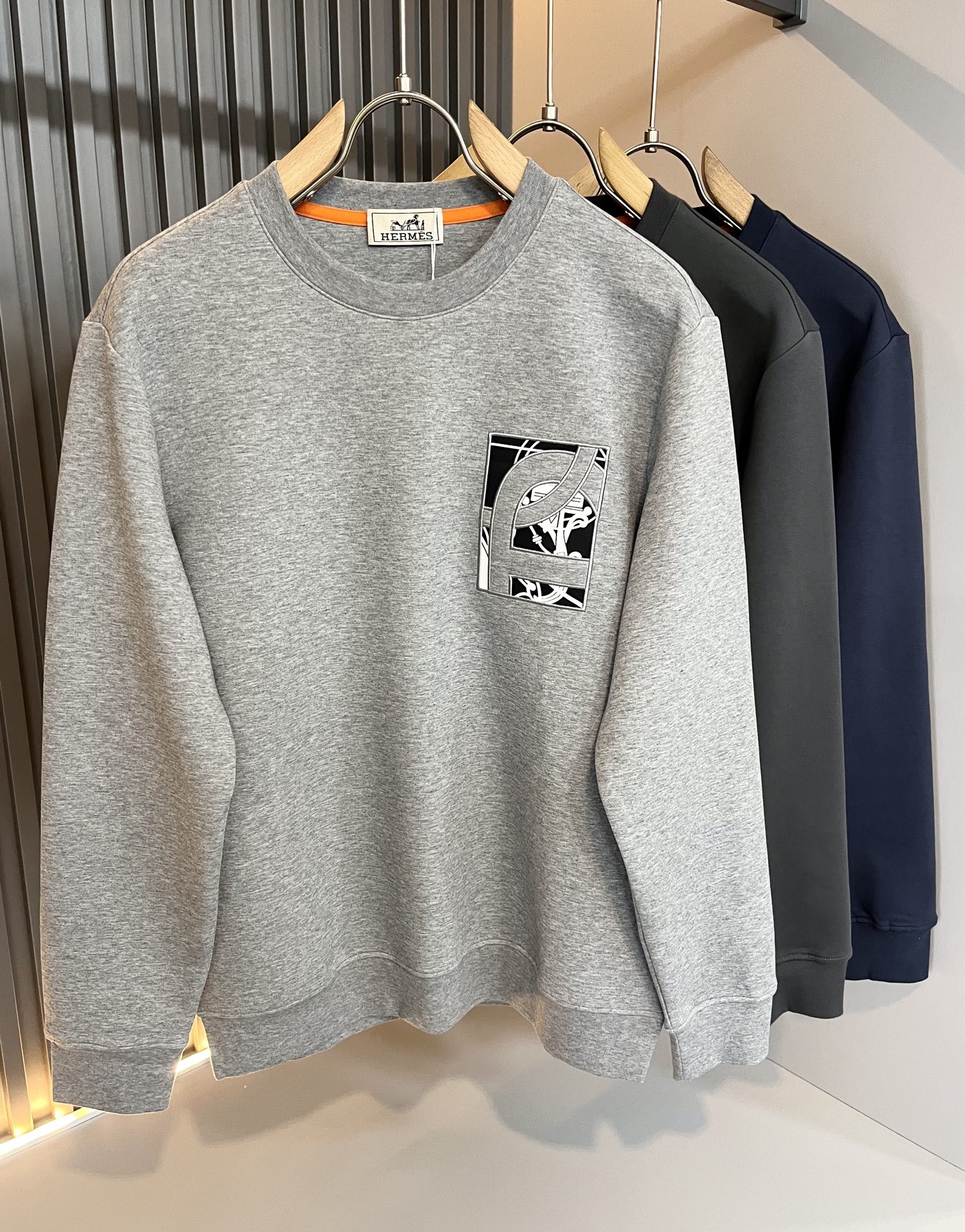 NO:528601,Her*mes 2025 autumn and winter new men's long-sleeved sweatshirt, a new upgraded versatile basic style, low-key and luxurious, and a choice of character!  Select high-quality and selected pure cotton fabrics!  Created, enjoy a relaxed and comfortable wearing experience, with super vertical performance, and has a strong sense of art. The iconic logo embroidery craftsmanship is designed with meticulous craftsmanship and high recognition, showing the new brand micro-label culture!  Classic perfect style design, precise and in place for cutting. Simple and atmospheric style, and can show fashionable charm in daily leisure life. Size M-3XL, hoodie, sweatshirts, alexander wang19860909Her*mes爱*仕2025秋冬新款男士长袖卫衣,全新升级百搭基础款,低调奢华,品格之选！甄选优质精选纯棉面料！打造而成,享受轻松自在的穿着体验,有着超强的垂直性能 艺术感极强标志性logo刺绣工艺设计,工艺细致,辨识度极高,展现全新品牌微标文化！经典完美版型设计,在裁剪上精准到位.简约大气风格,又能在日常休闲生活中展现时尚魅力.尺码M-3XL,,hoodie,sweatshirts,alexander wang,Men's clothing