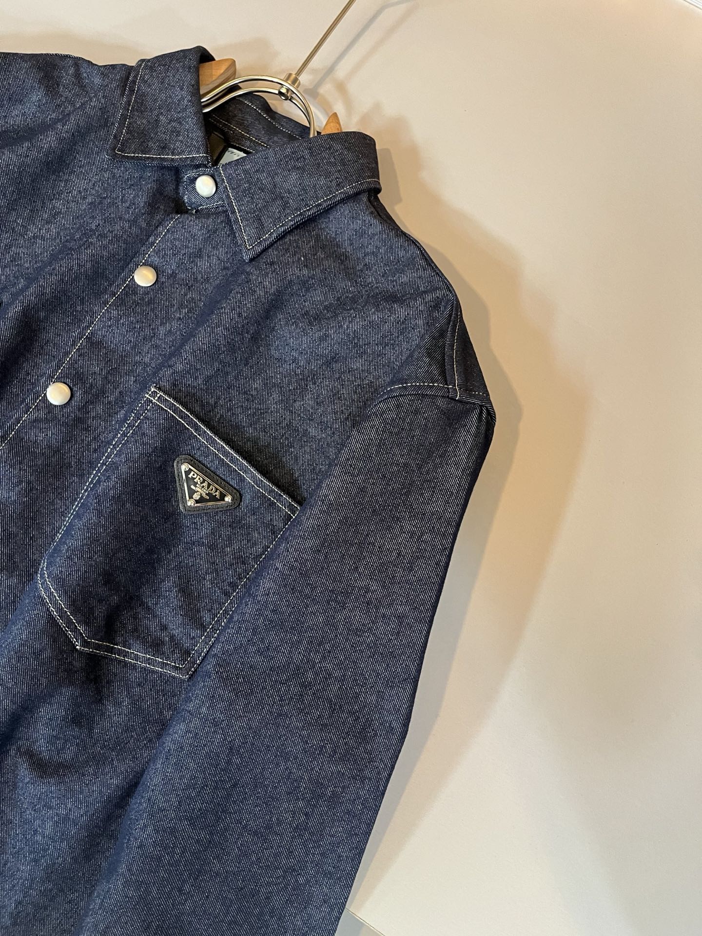 PRA*DA 普拉达 2025秋季新款男女同款👫牛仔衬衣，新品发售！牛仔兰高级百搭实用主义不哗众取宠！港