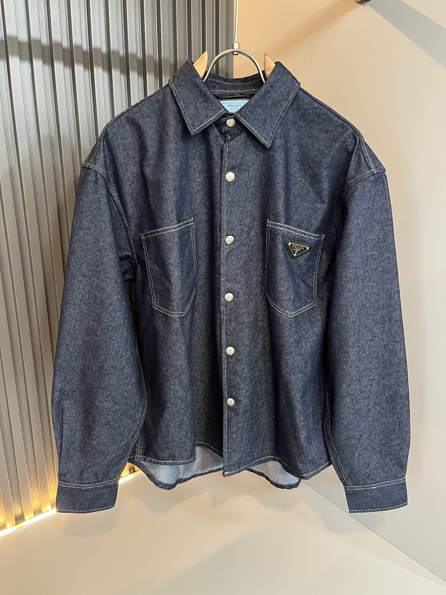 PRA*DA 普拉达 2025秋季新款男女同款👫牛仔衬衣，新品发售！牛仔兰高级百搭实用主义不哗众取宠！港