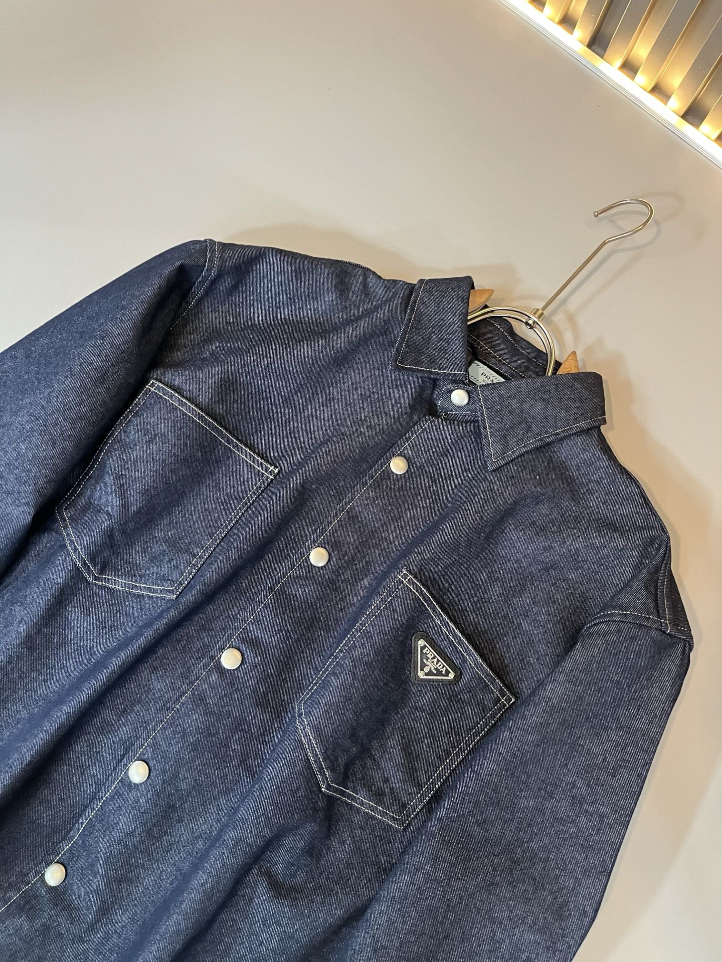 PRA*DA 普拉达 2025秋季新款男女同款👫牛仔衬衣，新品发售！牛仔兰高级百搭实用主义不哗众取宠！港